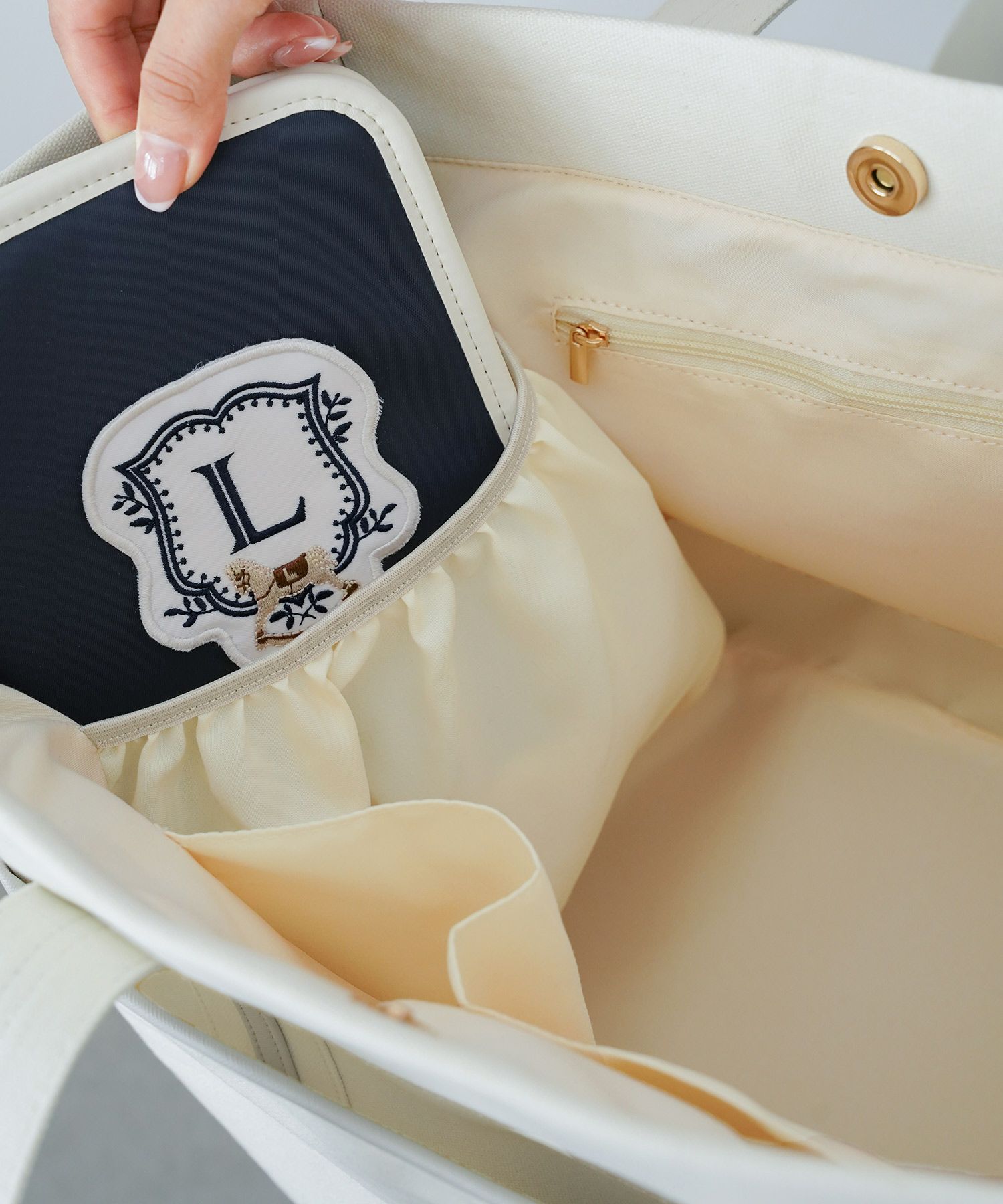 トートバッグレディースミディアム木馬刺繍エンブレム刺繍バッグ底鋲付き自立バッグおしゃれ通勤通学推し活バッグフェミニンバッグ上品バッグ軽量バッグ収納力マチありバッグA4きれいめデイリーバッグカジュアルバッグプレゼントバッグ春夏秋冬マママザーズバッグ