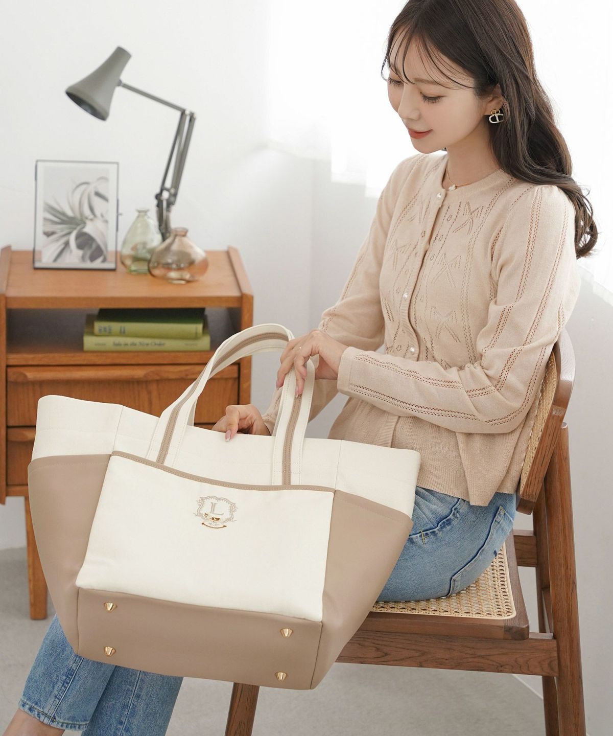 トートバッグレディースミディアム木馬刺繍エンブレム刺繍バッグ底鋲付き自立バッグおしゃれ通勤通学推し活バッグフェミニンバッグ上品バッグ軽量バッグ収納力マチありバッグA4きれいめデイリーバッグカジュアルバッグプレゼントバッグ春夏秋冬マママザーズバッグ