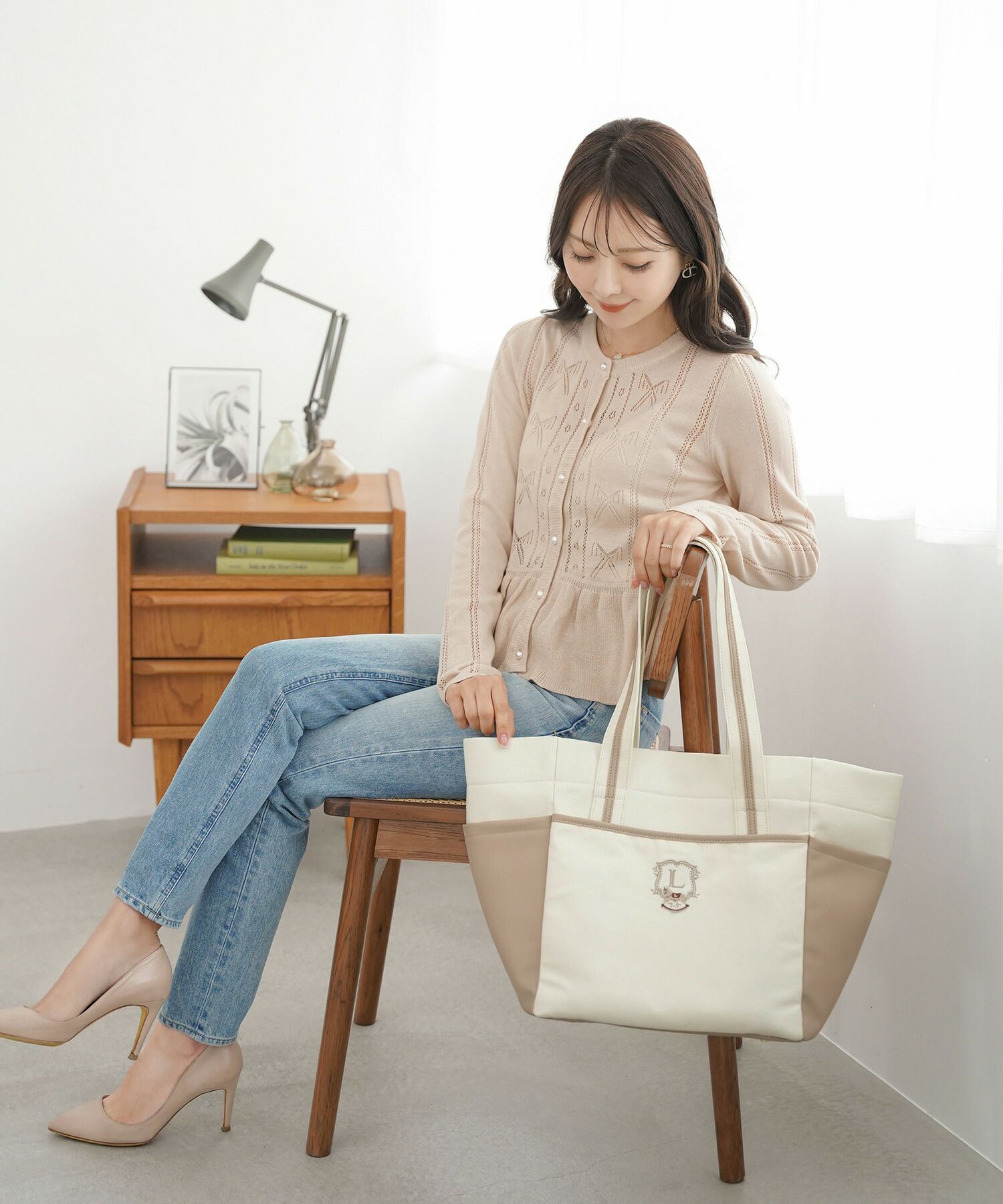 トートバッグレディースミディアム木馬刺繍エンブレム刺繍バッグ底鋲付き自立バッグおしゃれ通勤通学推し活バッグフェミニンバッグ上品バッグ軽量バッグ収納力マチありバッグA4きれいめデイリーバッグカジュアルバッグプレゼントバッグ春夏秋冬マママザーズバッグ