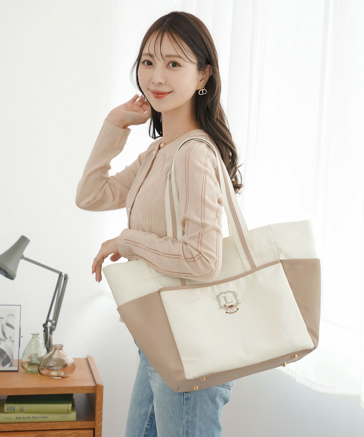 トートバッグレディースミディアム木馬刺繍エンブレム刺繍バッグ底鋲付き自立バッグおしゃれ通勤通学推し活バッグフェミニンバッグ上品バッグ軽量バッグ収納力マチありバッグA4きれいめデイリーバッグカジュアルバッグプレゼントバッグ春夏秋冬マママザーズバッグ