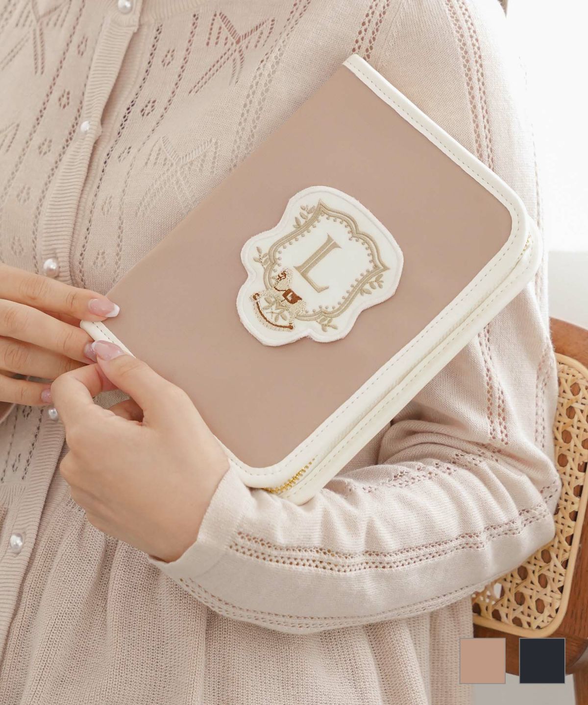 木馬エンブレム刺繍撥水マルチケースlerevevanillerピンクベージュ/ネイビー