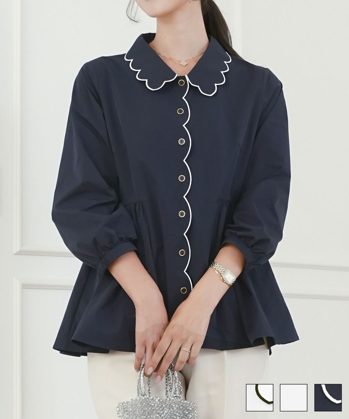 撥水 ブラウス レディース 長袖 フェミニン ペプラム スカラップ ピンタック 刺繍ブラウス 前開きブラウス クルーネック ゴム袖 袖まくり可能 秋ブラウス きれいめ 大人かわいい お尻隠れる 上品ブラウス 通勤 オフィスカジュアル 体型カバー 秋服 トップス 金縁ボタン 撥水加工 ギャザーシルエット ホワイト ネイビー 配色