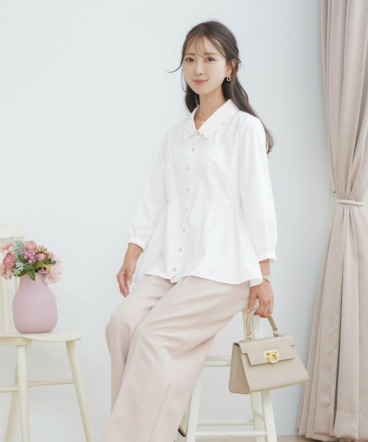 撥水 ブラウス レディース 長袖 フェミニン ペプラム スカラップ ピンタック 刺繍ブラウス 前開きブラウス クルーネック ゴム袖 袖まくり可能 秋ブラウス きれいめ 大人かわいい お尻隠れる 上品ブラウス 通勤 オフィスカジュアル 体型カバー 秋服 トップス 金縁ボタン 撥水加工 ギャザーシルエット ホワイト ネイビー 配色