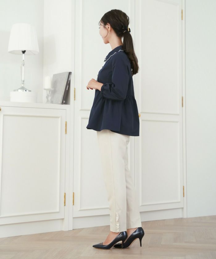 撥水 ブラウス レディース 長袖 フェミニン ペプラム スカラップ ピンタック 刺繍ブラウス 前開きブラウス クルーネック ゴム袖 袖まくり可能 秋ブラウス きれいめ 大人かわいい お尻隠れる 上品ブラウス 通勤 オフィスカジュアル 体型カバー 秋服 トップス 金縁ボタン 撥水加工 ギャザーシルエット ホワイト ネイビー 配色