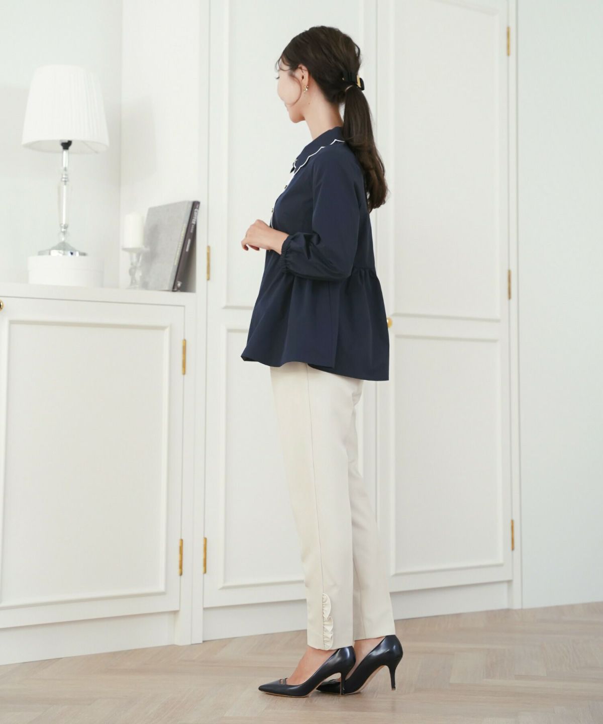 撥水 ブラウス レディース 長袖 フェミニン ペプラム スカラップ ピンタック 刺繍ブラウス 前開きブラウス クルーネック ゴム袖 袖まくり可能 秋ブラウス きれいめ 大人かわいい お尻隠れる 上品ブラウス 通勤 オフィスカジュアル 体型カバー 秋服 トップス 金縁ボタン 撥水加工 ギャザーシルエット ホワイト ネイビー 配色