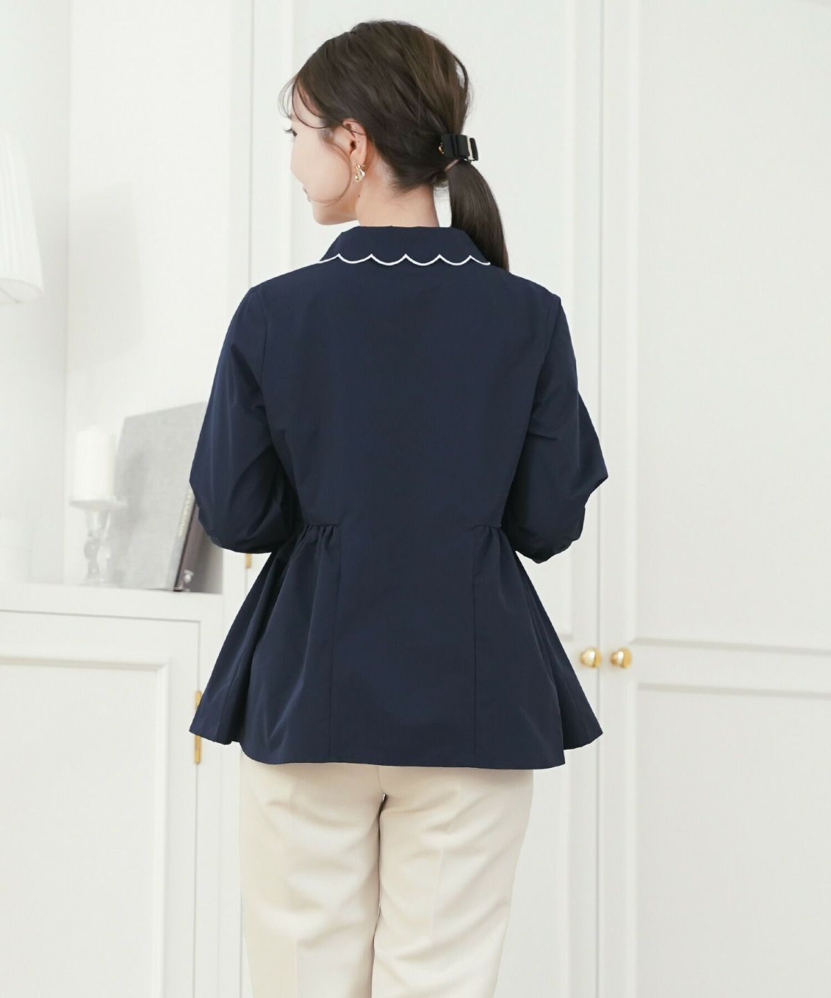 撥水 ブラウス レディース 長袖 フェミニン ペプラム スカラップ ピンタック 刺繍ブラウス 前開きブラウス クルーネック ゴム袖 袖まくり可能 秋ブラウス きれいめ 大人かわいい お尻隠れる 上品ブラウス 通勤 オフィスカジュアル 体型カバー 秋服 トップス 金縁ボタン 撥水加工 ギャザーシルエット ホワイト ネイビー 配色