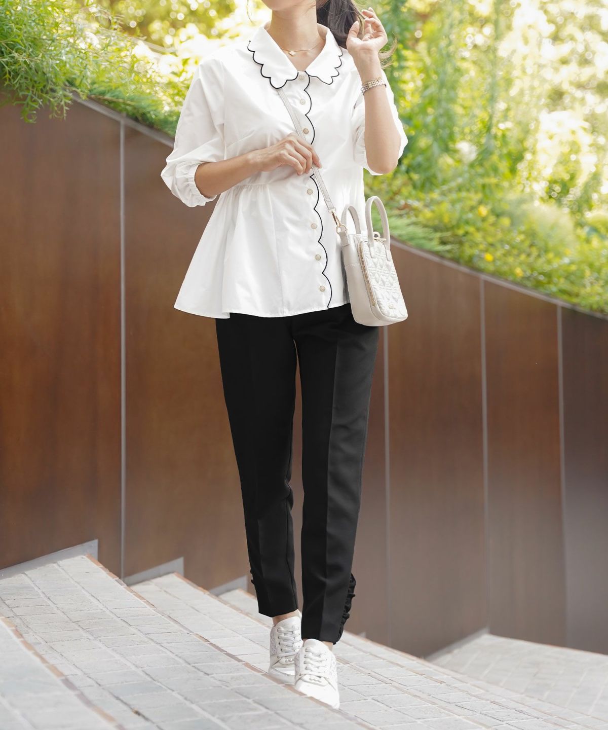 撥水 ブラウス レディース 長袖 フェミニン ペプラム スカラップ ピンタック 刺繍ブラウス 前開きブラウス クルーネック ゴム袖 袖まくり可能 秋ブラウス きれいめ 大人かわいい お尻隠れる 上品ブラウス 通勤 オフィスカジュアル 体型カバー 秋服 トップス 金縁ボタン 撥水加工 ギャザーシルエット ホワイト ネイビー 配色