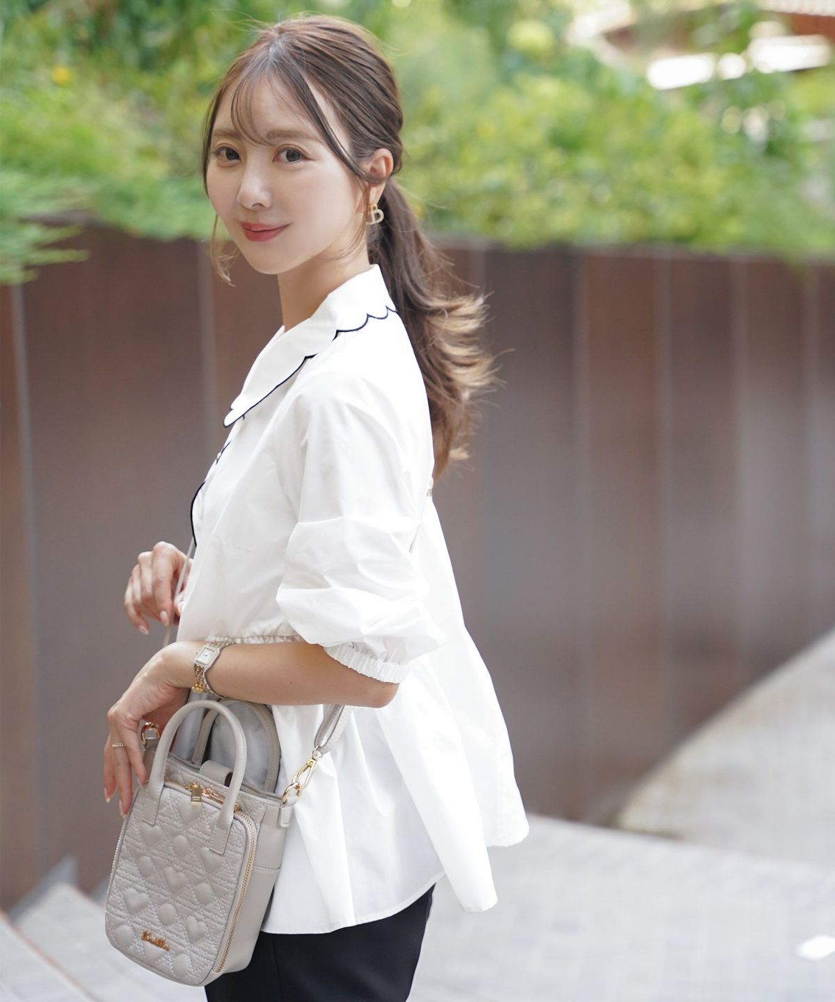 撥水 ブラウス レディース 長袖 フェミニン ペプラム スカラップ ピンタック 刺繍ブラウス 前開きブラウス クルーネック ゴム袖 袖まくり可能 秋ブラウス きれいめ 大人かわいい お尻隠れる 上品ブラウス 通勤 オフィスカジュアル 体型カバー 秋服 トップス 金縁ボタン 撥水加工 ギャザーシルエット ホワイト ネイビー 配色