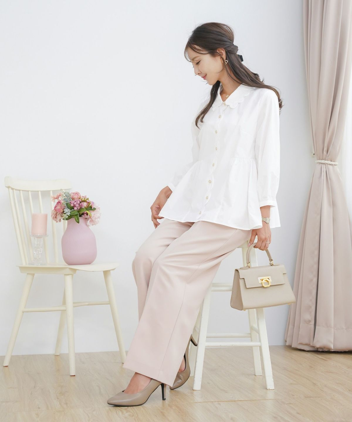 撥水 ブラウス レディース 長袖 フェミニン ペプラム スカラップ ピンタック 刺繍ブラウス 前開きブラウス クルーネック ゴム袖 袖まくり可能 秋ブラウス きれいめ 大人かわいい お尻隠れる 上品ブラウス 通勤 オフィスカジュアル 体型カバー 秋服 トップス 金縁ボタン 撥水加工 ギャザーシルエット ホワイト ネイビー 配色