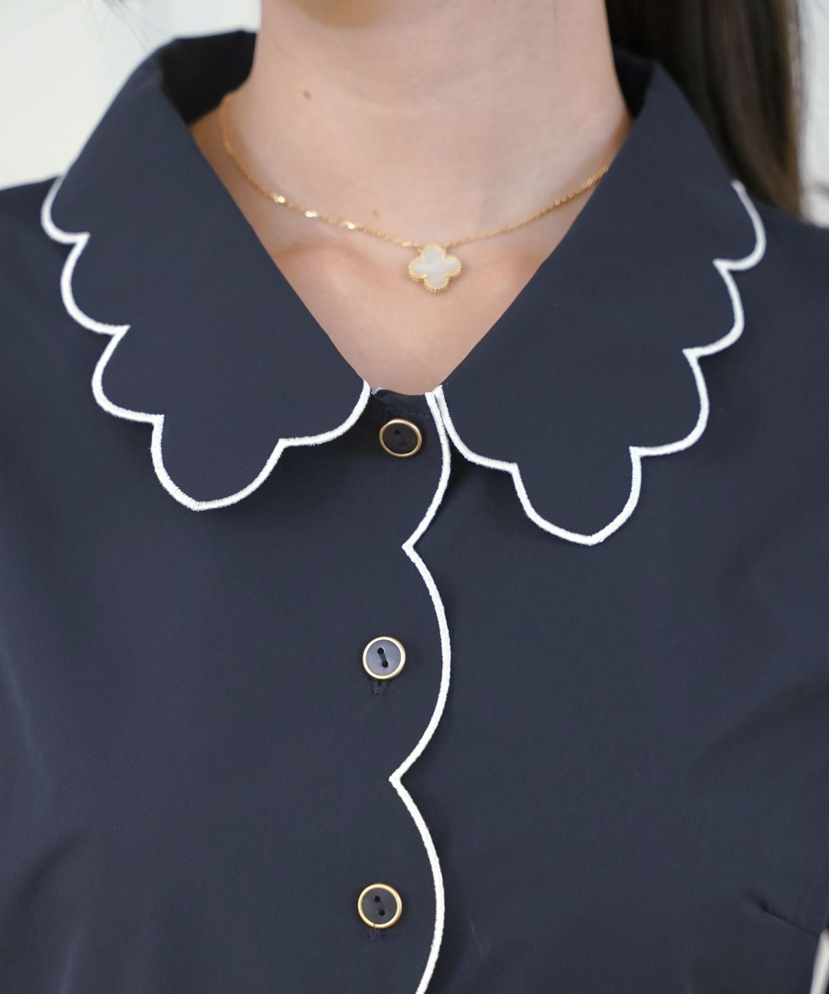 撥水 ブラウス レディース 長袖 フェミニン ペプラム スカラップ ピンタック 刺繍ブラウス 前開きブラウス クルーネック ゴム袖 袖まくり可能 秋ブラウス きれいめ 大人かわいい お尻隠れる 上品ブラウス 通勤 オフィスカジュアル 体型カバー 秋服 トップス 金縁ボタン 撥水加工 ギャザーシルエット ホワイト ネイビー 配色