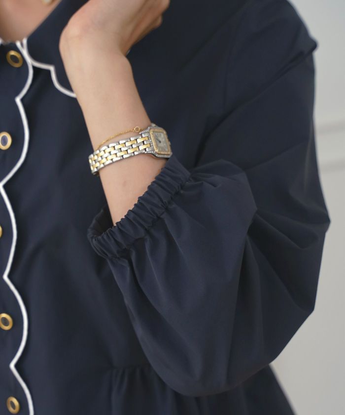 撥水 ブラウス レディース 長袖 フェミニン ペプラム スカラップ ピンタック 刺繍ブラウス 前開きブラウス クルーネック ゴム袖 袖まくり可能 秋ブラウス きれいめ 大人かわいい お尻隠れる 上品ブラウス 通勤 オフィスカジュアル 体型カバー 秋服 トップス 金縁ボタン 撥水加工 ギャザーシルエット ホワイト ネイビー 配色