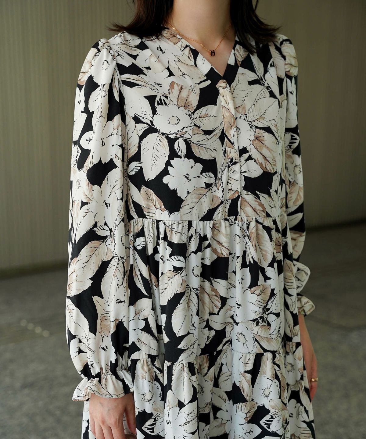 花柄 ティアード ワンピース レディース 大花柄 フラワー エレガント ロング丈 ネイビー/ブラック/M/長袖