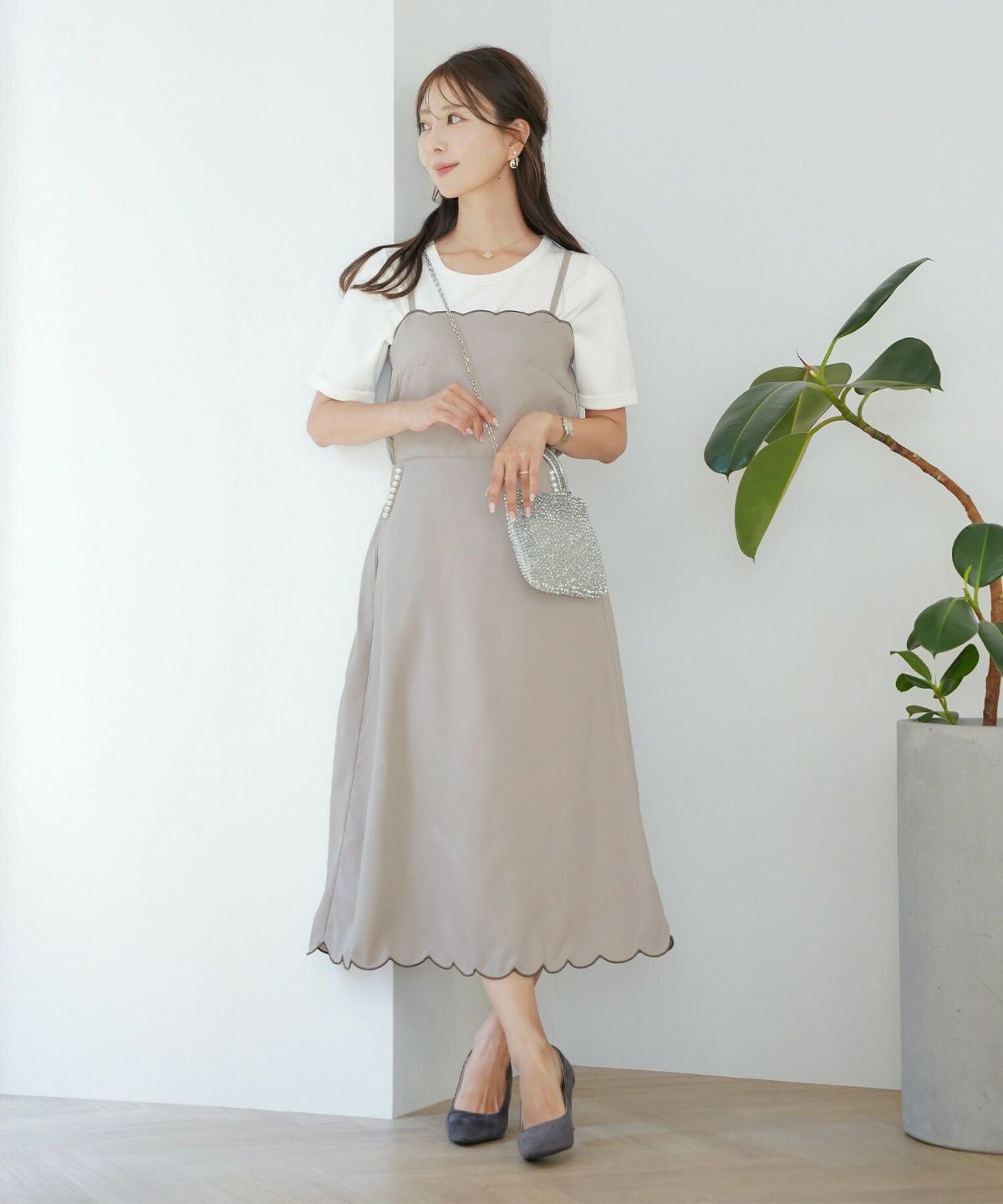 キャミ ワンピース スカラップ刺繍 ロング丈 無地 大人 フェミニン レディース 春夏 秋冬 アイボリー  ピンク チャコール ブラック オールシーズン 