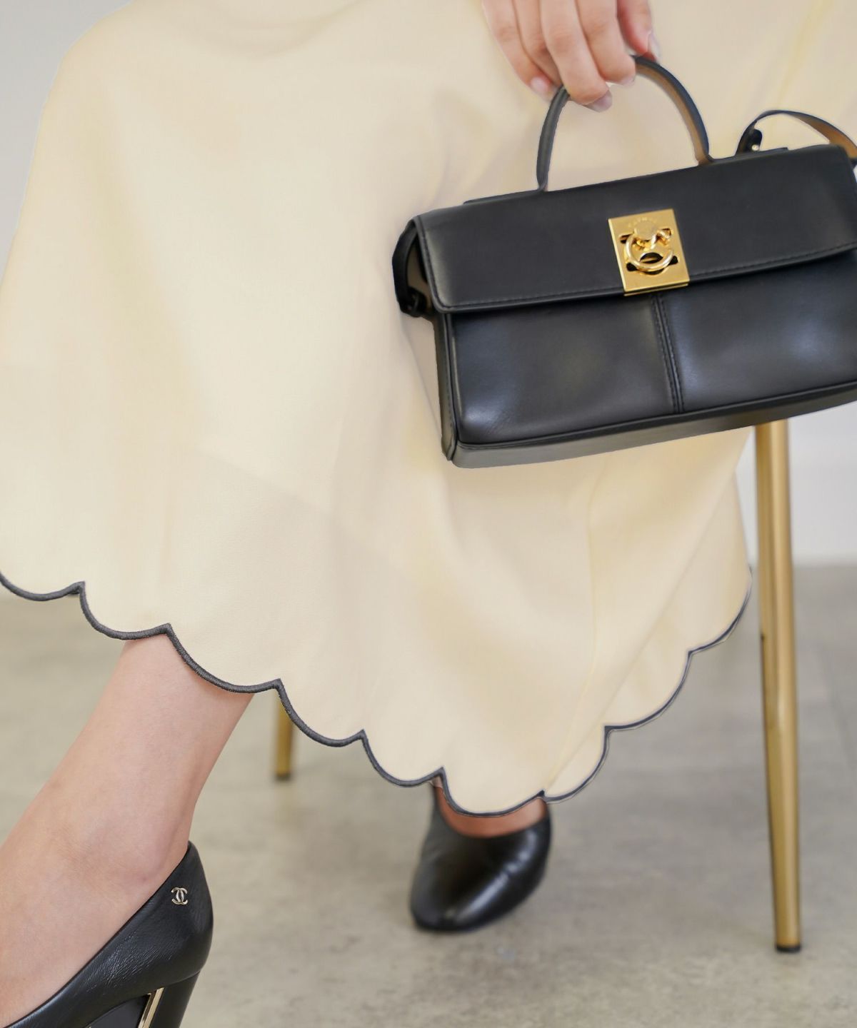 キャミ ワンピース スカラップ刺繍 ロング丈 無地 大人 フェミニン レディース 春夏 秋冬 アイボリー  ピンク チャコール ブラック オールシーズン 