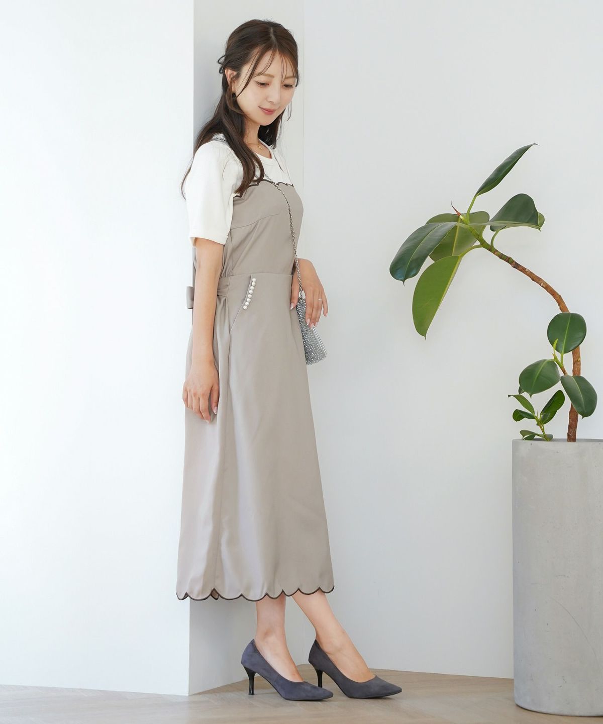 キャミ ワンピース スカラップ刺繍 ロング丈 無地 大人 フェミニン レディース 春夏 秋冬 アイボリー  ピンク チャコール ブラック オールシーズン 