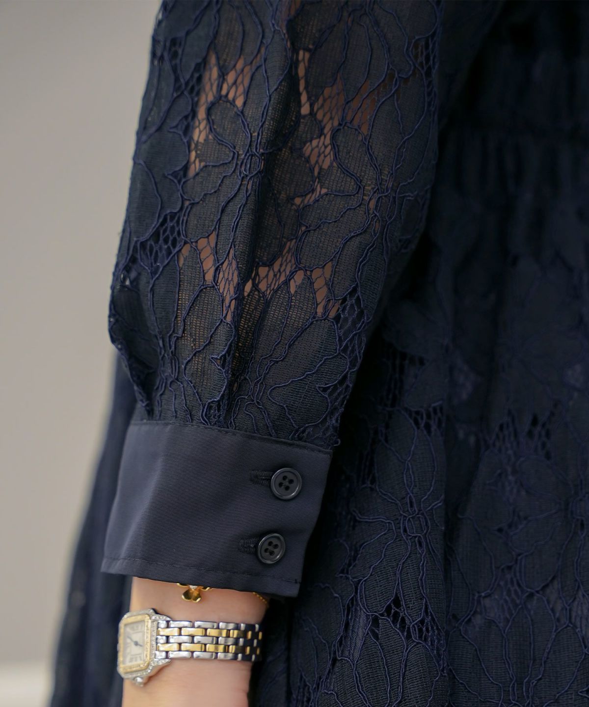 花柄 ワンピース タフタ 切替 開襟 フレア シルエット 長袖 レース タック入り 裏地付き ポケット付き 9分袖 ギャザー 袖口カフス 大人フェミニン 上品 華やか 女性らしい 立体感 エレガント 季節感 透け感 セミオケージョン 結婚式 デート 食事会