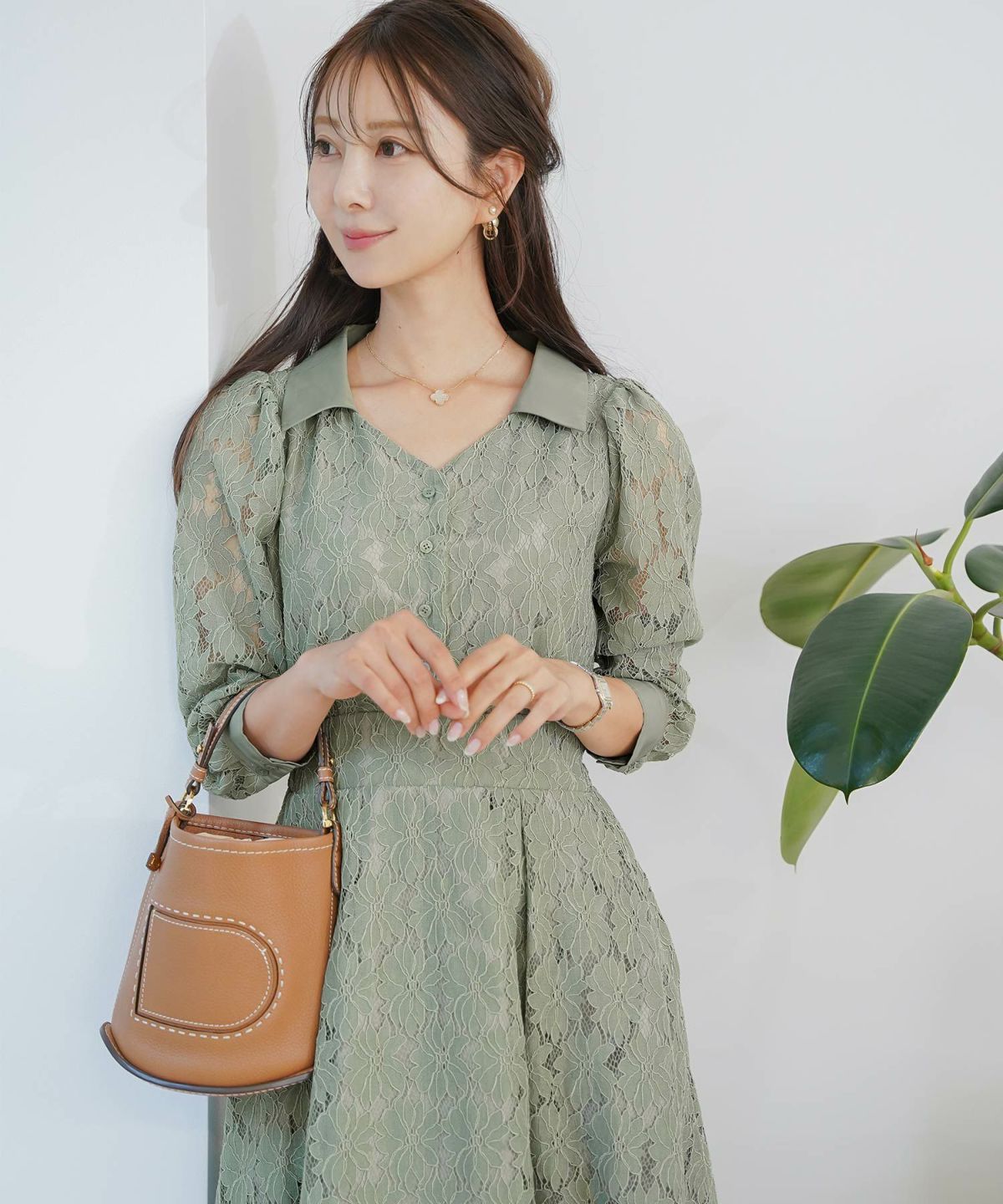 花柄 ワンピース タフタ 切替 開襟 フレア シルエット 長袖 レース タック入り 裏地付き ポケット付き 9分袖 ギャザー 袖口カフス 大人フェミニン 上品 華やか 女性らしい 立体感 エレガント 季節感 透け感 セミオケージョン 結婚式 デート 食事会