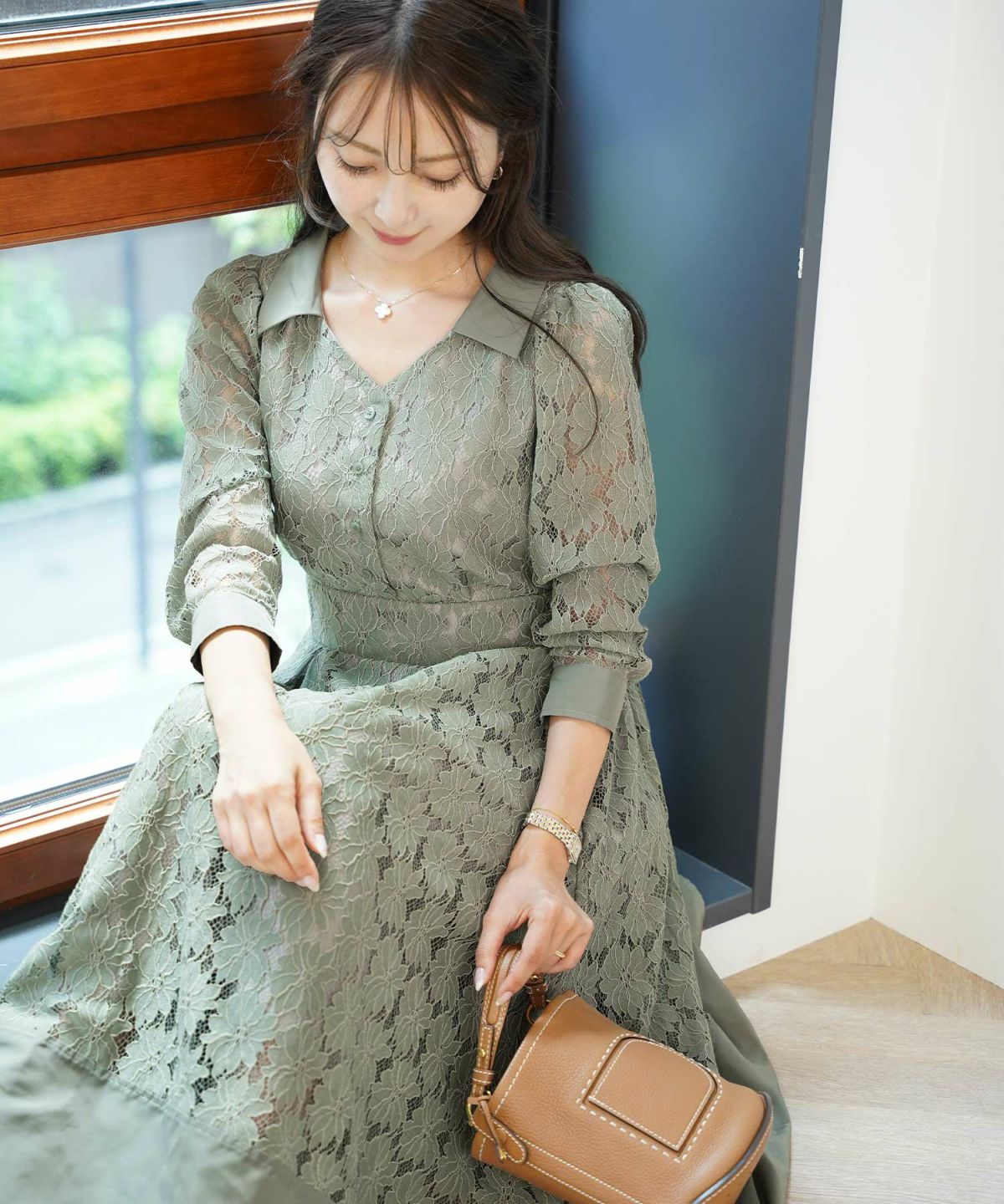 花柄 ワンピース タフタ 切替 開襟 フレア シルエット 長袖 レース タック入り 裏地付き ポケット付き 9分袖 ギャザー 袖口カフス 大人フェミニン 上品 華やか 女性らしい 立体感 エレガント 季節感 透け感 セミオケージョン 結婚式 デート 食事会