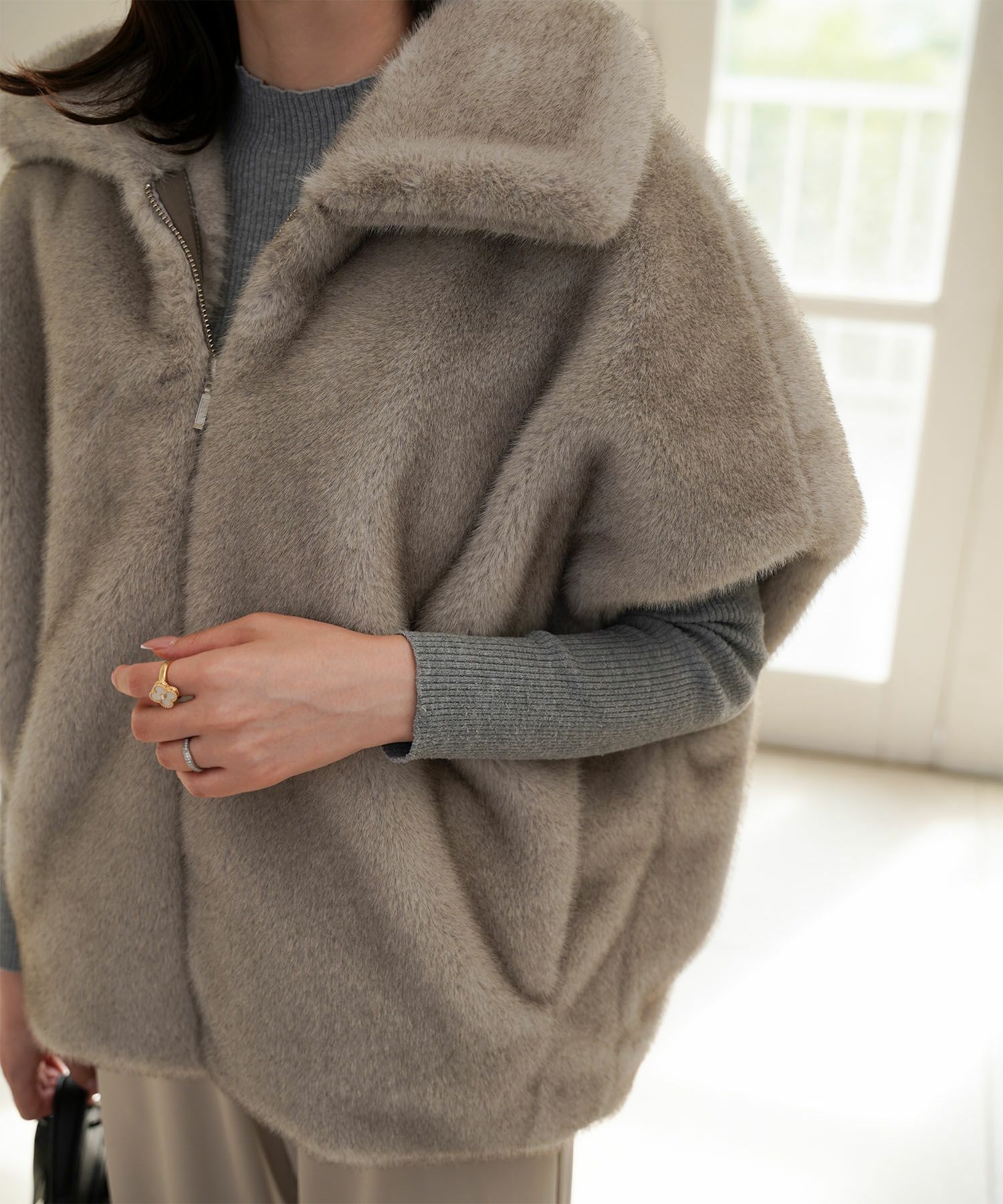 レディース  ジレ ファー フェイクファー ジャケット アウター 秋 冬 きれいめ ライトグレー/キャメル/M/ノースリーブ