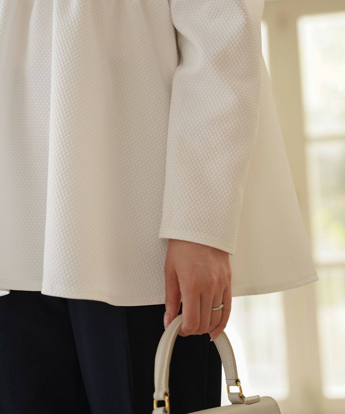 襟付き ジャガード ペプラム ブラウス フェミニン 微光沢 ペプラム 丸襟 長袖 きれいめ 上品 オフィス  オケージョン ホワイト/ネイビー/ブラック/M/長袖