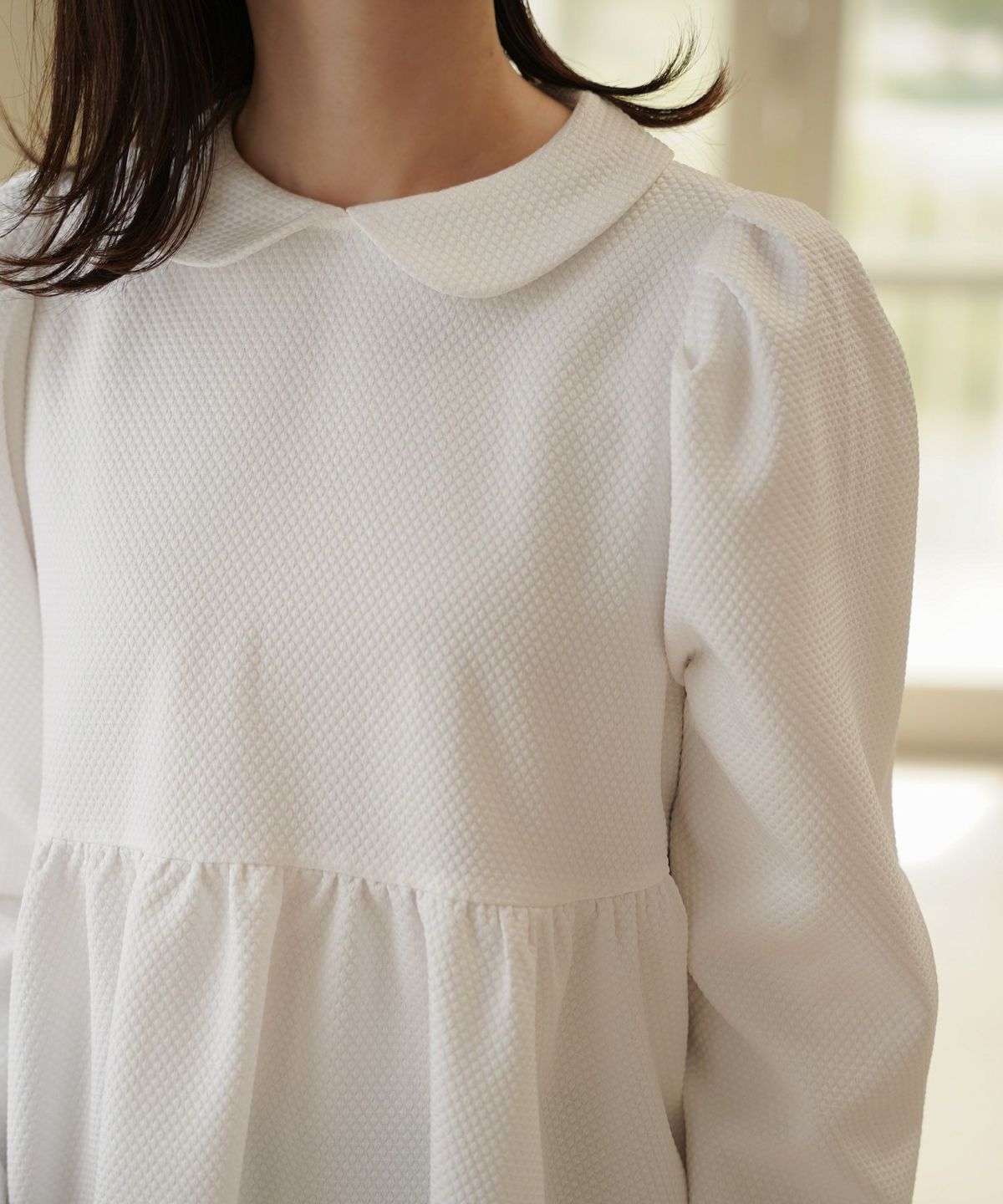 襟付き ジャガード ペプラム ブラウス フェミニン 微光沢 ペプラム 丸襟 長袖 きれいめ 上品 オフィス  オケージョン ホワイト/ネイビー/ブラック/M/長袖