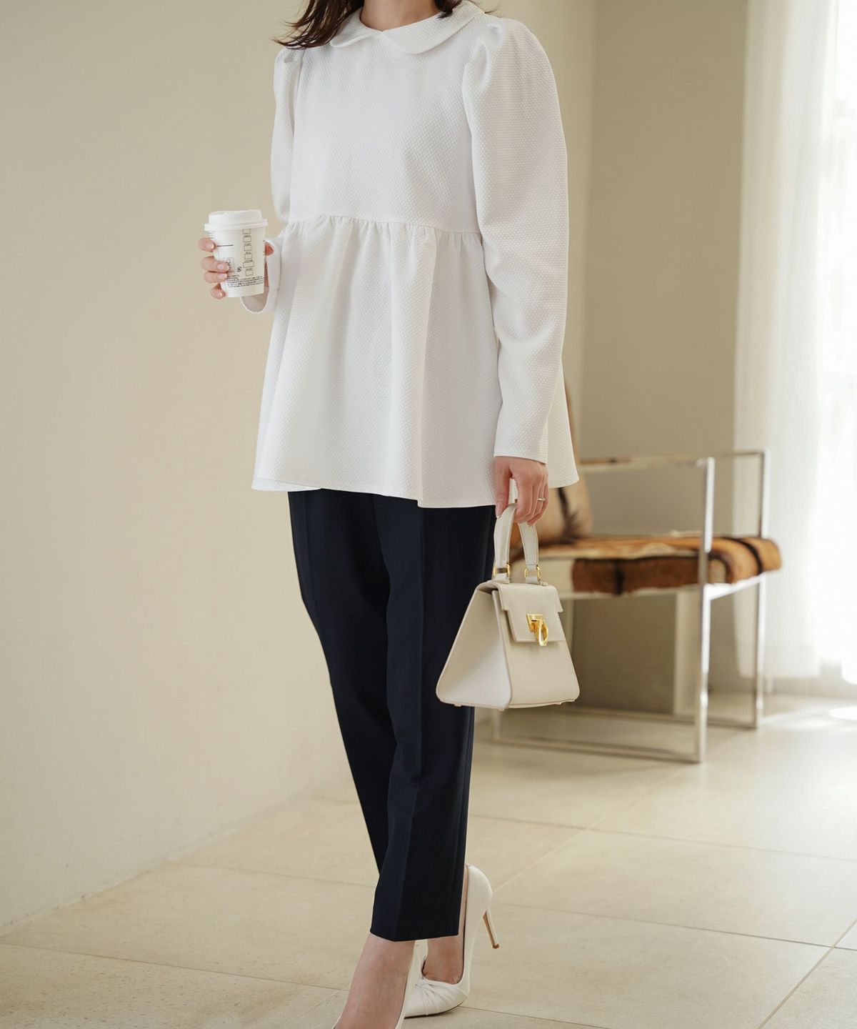 襟付き ジャガード ペプラム ブラウス フェミニン 微光沢 ペプラム 丸襟 長袖 きれいめ 上品 オフィス  オケージョン ホワイト/ネイビー/ブラック/M/長袖