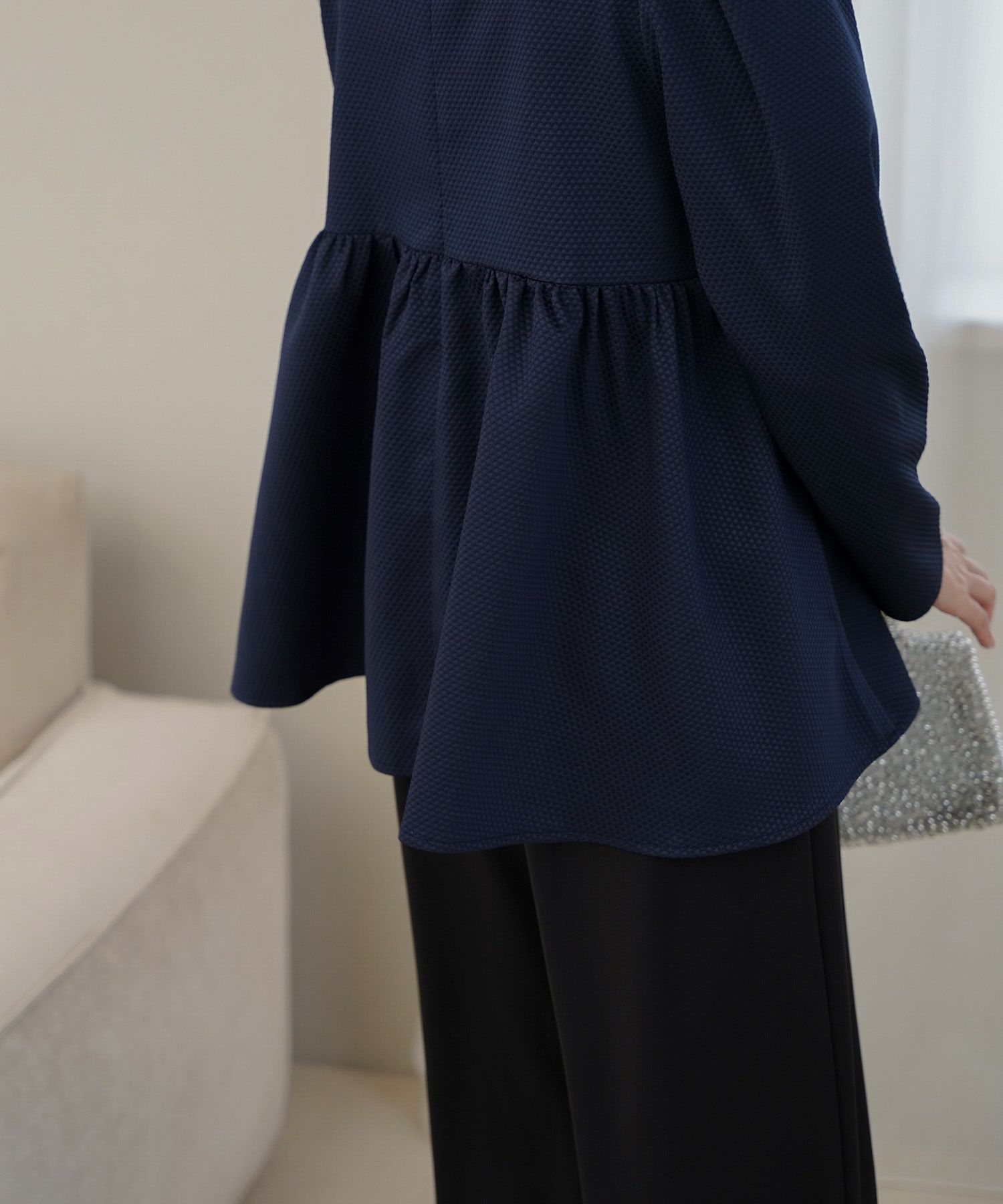 襟付き ジャガード ペプラム ブラウス フェミニン 微光沢 ペプラム 丸襟 長袖 きれいめ 上品 オフィス  オケージョン ホワイト/ネイビー/ブラック/M/長袖