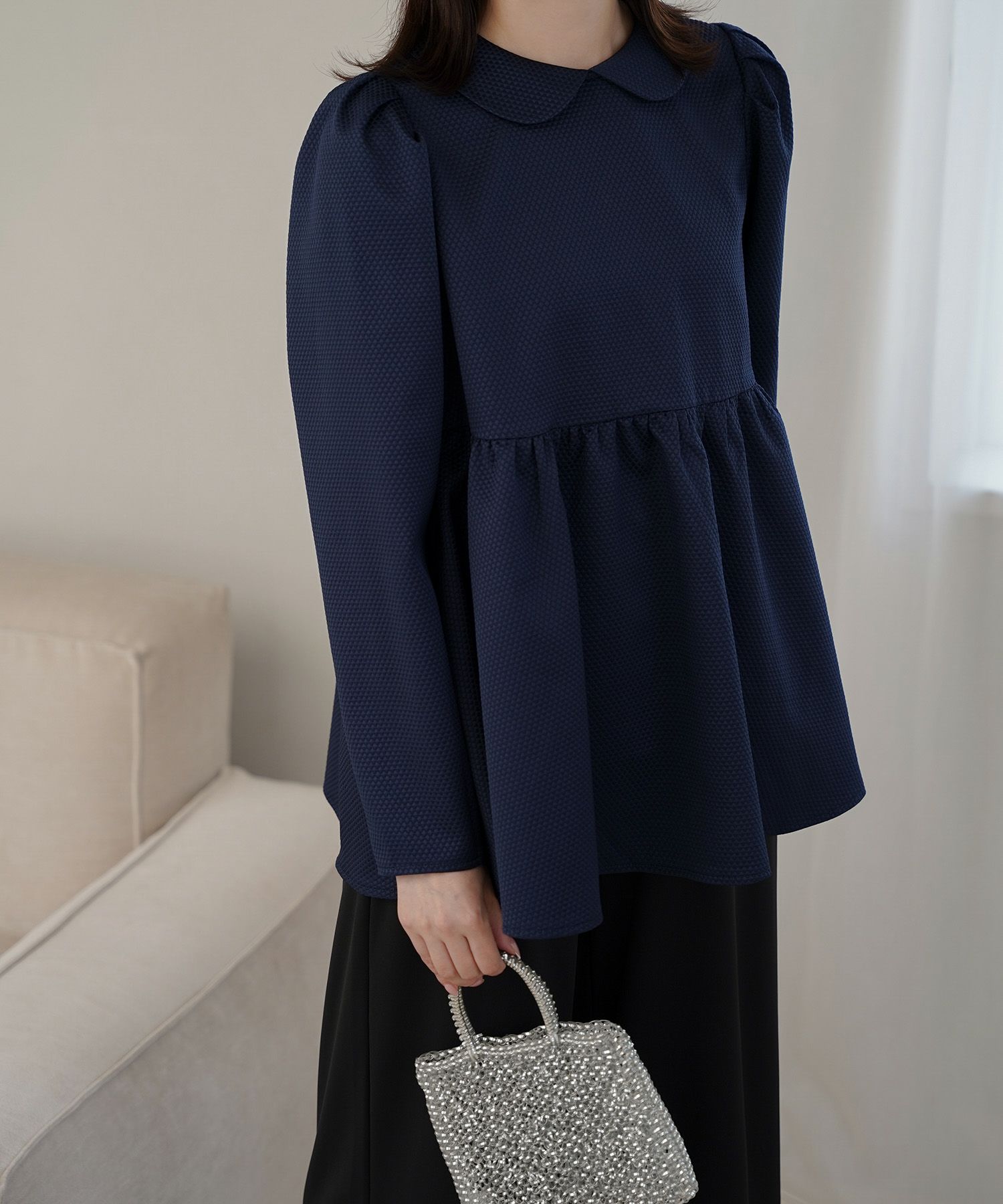 襟付き ジャガード ペプラム ブラウス フェミニン 微光沢 ペプラム 丸襟 長袖 きれいめ 上品 オフィス  オケージョン ホワイト/ネイビー/ブラック/M/長袖