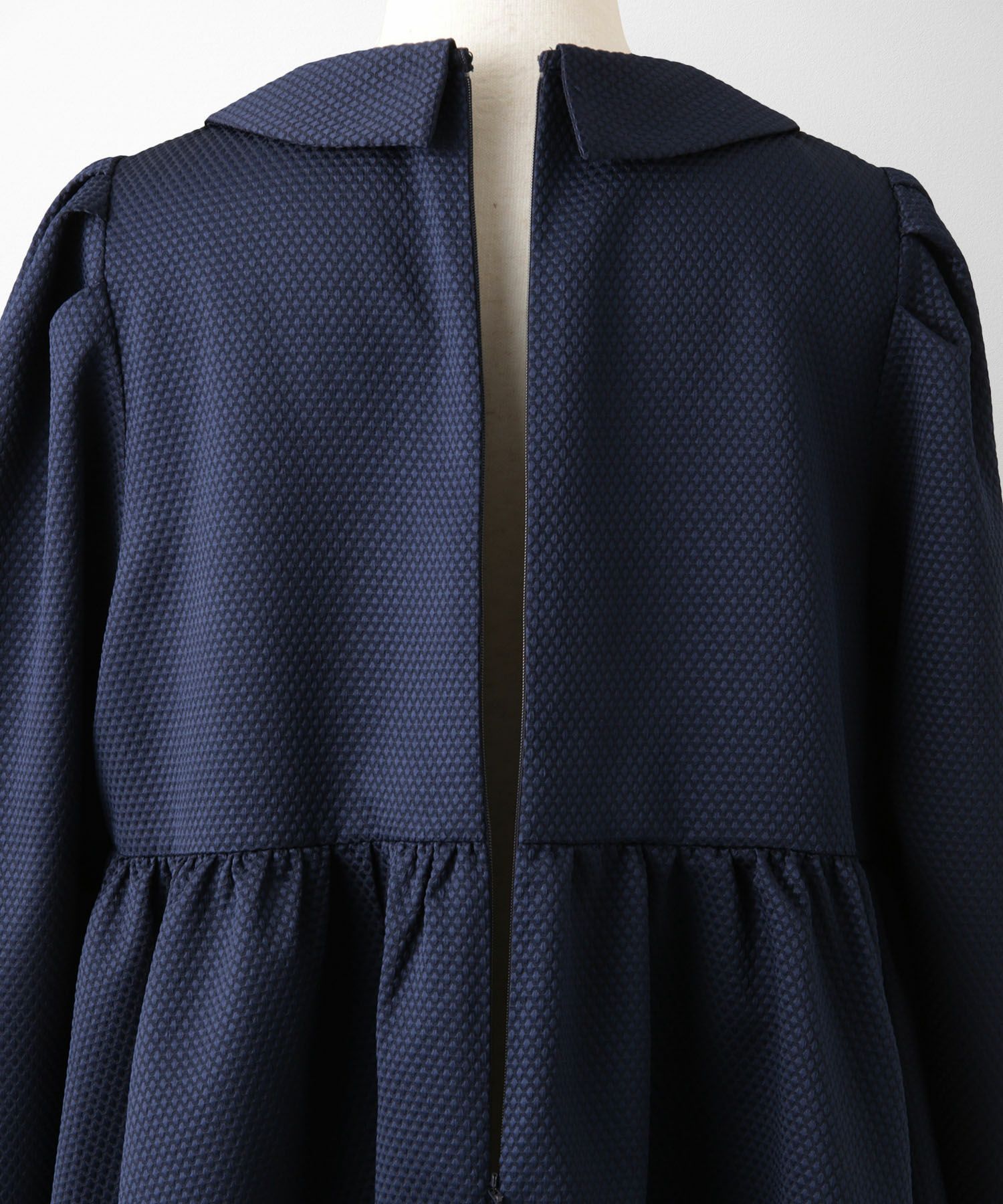 襟付き ジャガード ペプラム ブラウス フェミニン 微光沢 ペプラム 丸襟 長袖 きれいめ 上品 オフィス  オケージョン ホワイト/ネイビー/ブラック/M/長袖