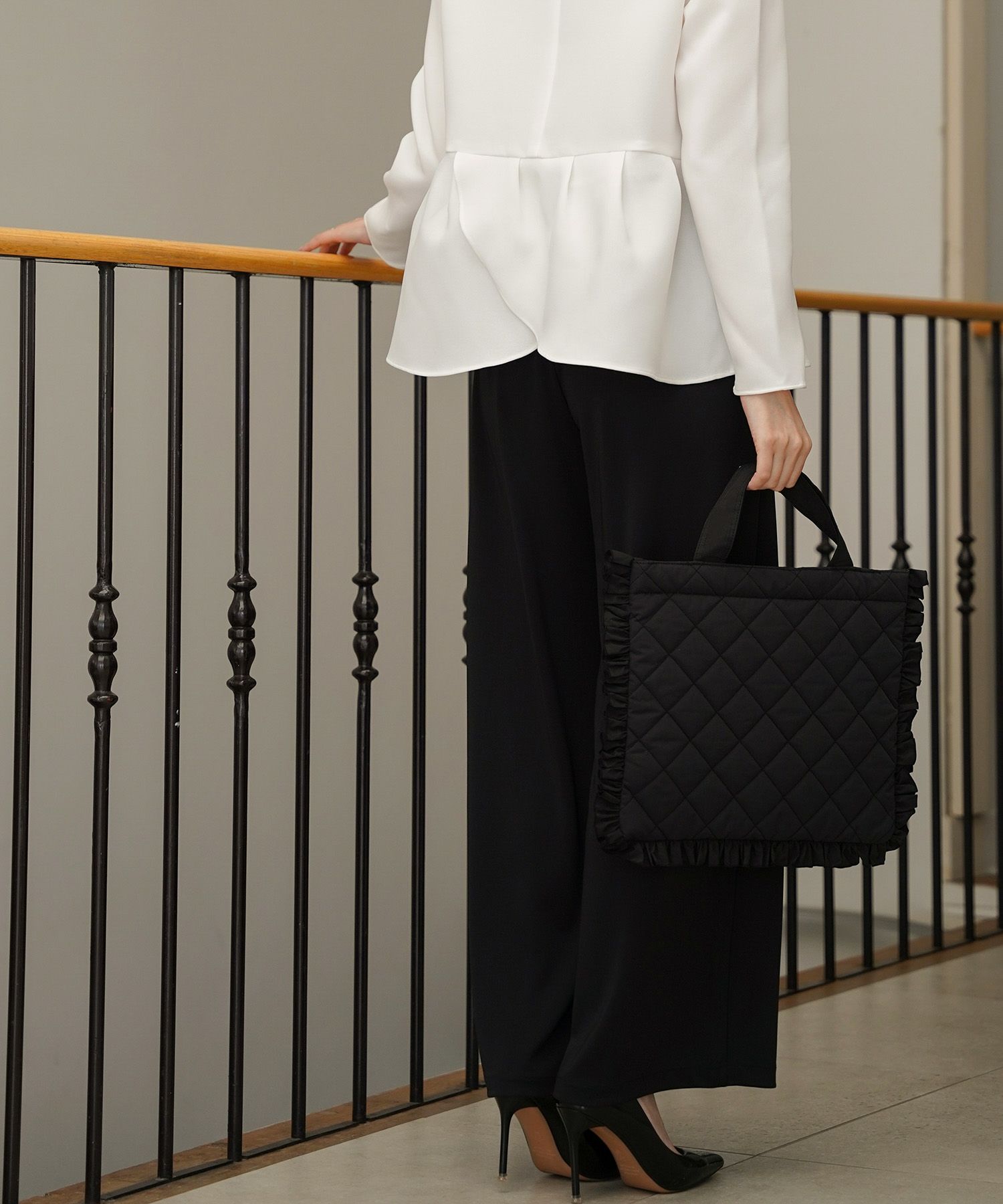 バラモチーフ クロス トップス ラウス  サテン 薔薇 ペプラム 長袖 セレモニー オケージョン 上品 オフィス ホワイト/ブラック/M/長袖