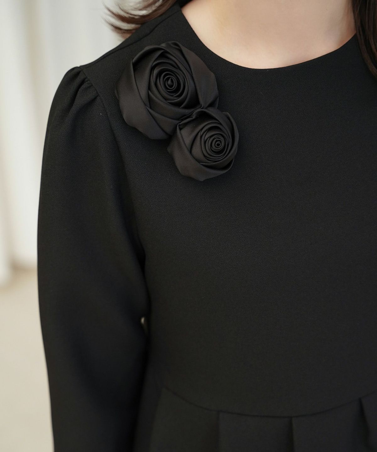 バラモチーフ クロス トップス ラウス  サテン 薔薇 ペプラム 長袖 セレモニー オケージョン 上品 オフィス ホワイト/ブラック/M/長袖