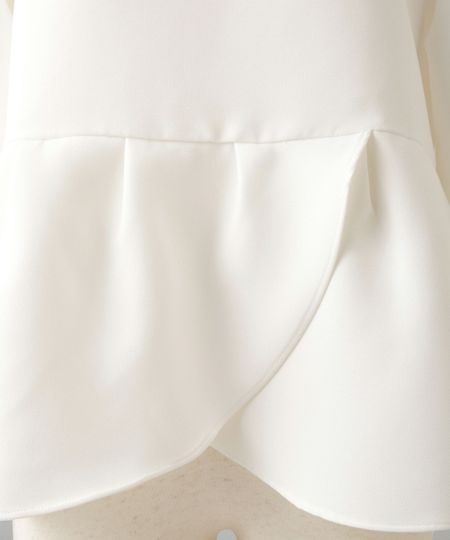 バラモチーフ クロス トップス ラウス  サテン 薔薇 ペプラム 長袖 セレモニー オケージョン 上品 オフィス ホワイト/ブラック/M/長袖