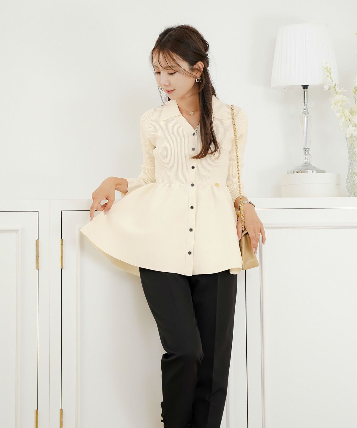 ペプラム 襟付き ニット Vネック レディース 秋冬 トップス 長袖 オフィスカジュアル フェミニン デート コーデ 通勤 服 きれいめ 上品 大人 カジュアル シンプル アイボリー ピンク チャコール　ネイビー