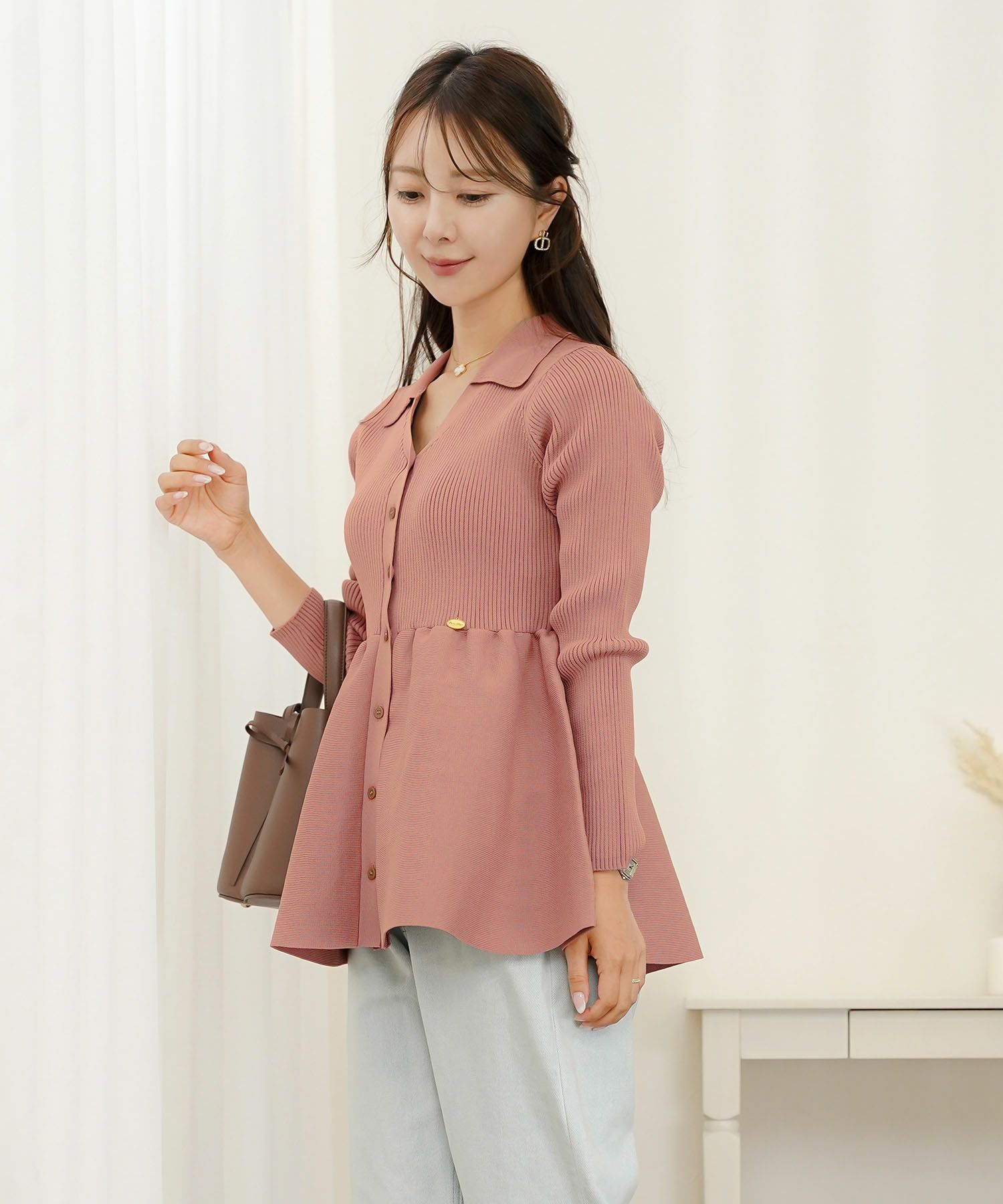 ペプラム 襟付き ニット Vネック レディース 秋冬 トップス 長袖 オフィスカジュアル フェミニン デート コーデ 通勤 服 きれいめ 上品 大人 カジュアル シンプル アイボリー ピンク チャコール　ネイビー