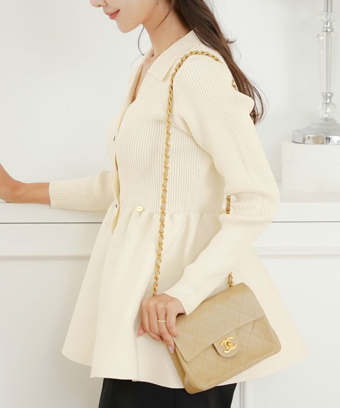 ペプラム 襟付き ニット Vネック レディース 秋冬 トップス 長袖 オフィスカジュアル フェミニン デート コーデ 通勤 服 きれいめ 上品 大人 カジュアル シンプル アイボリー ピンク チャコール　ネイビー