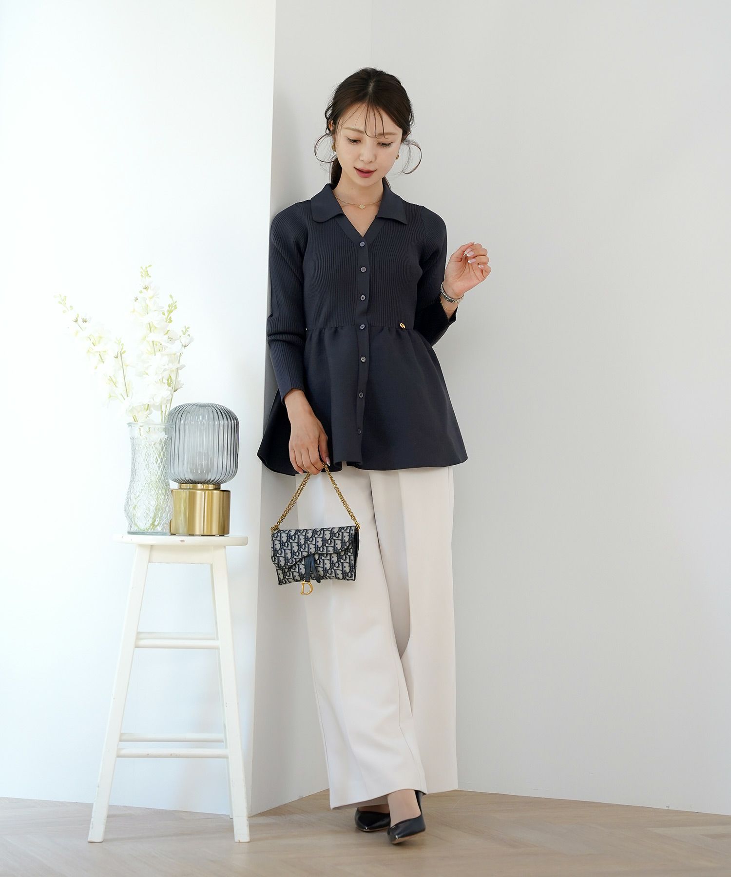 ペプラム 襟付き ニット Vネック レディース 秋冬 トップス 長袖 オフィスカジュアル フェミニン デート コーデ 通勤 服 きれいめ 上品 大人 カジュアル シンプル アイボリー ピンク チャコール　ネイビー