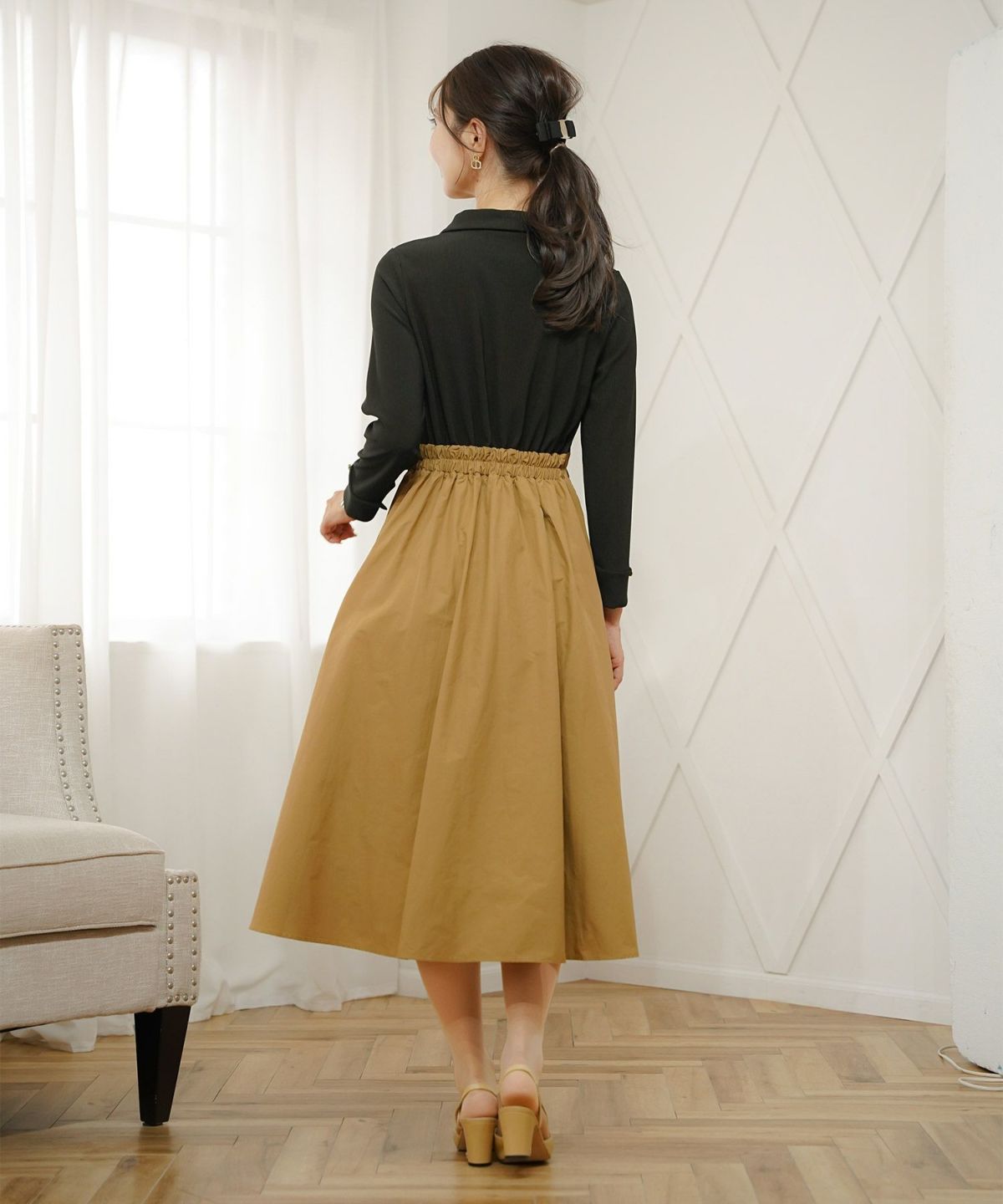 ワンピース フィット&フレア 長袖 カットソー タフタ 異素材 ドッキング 襟 ポロ フレア ゴムウエスト ポケット ブラウン モカ ピンク ブラック キャメル ネイビー 20代 30代 上品 エレガント フェミニン カジュアル  デイリー 配色