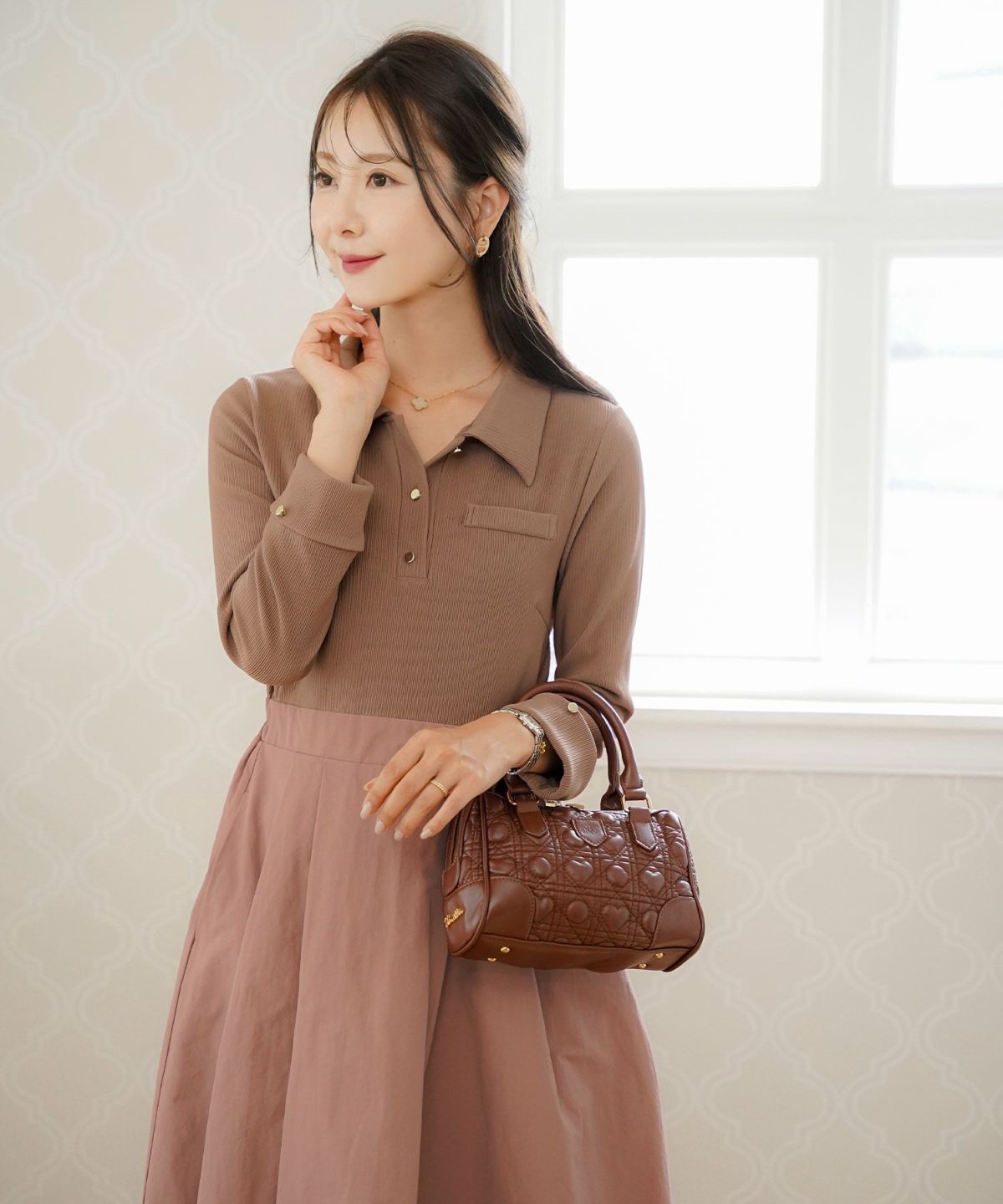 ワンピース フィット&フレア 長袖 カットソー タフタ 異素材 ドッキング 襟 ポロ フレア ゴムウエスト ポケット ブラウン モカ ピンク ブラック キャメル ネイビー 20代 30代 上品 エレガント フェミニン カジュアル  デイリー 配色