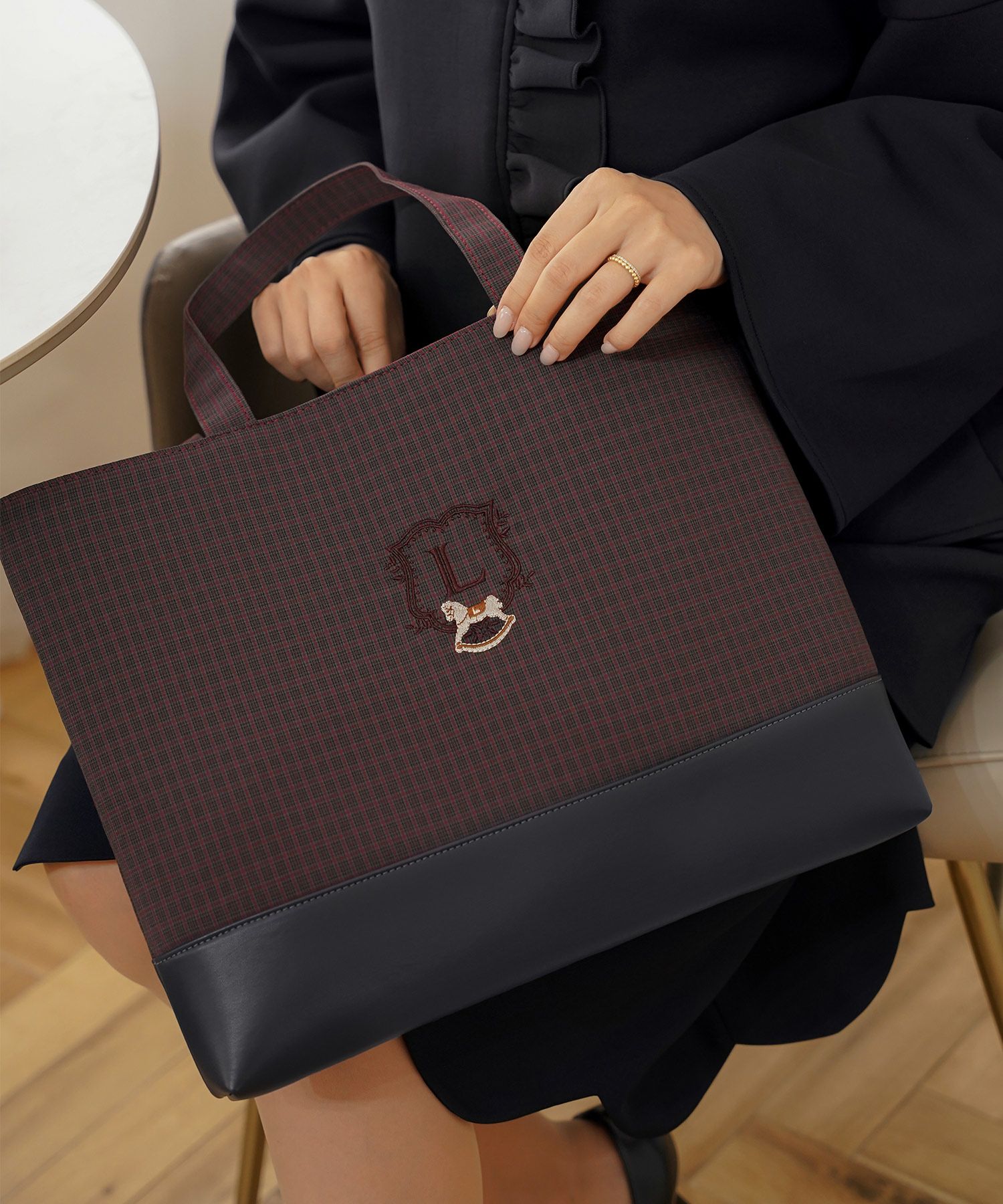 バッグ クラシカル カジュアル 学校行事 授業参観 トートバッグ ポーチ セット 木馬 エンブレム お揃い きれいめ オケージョン ネイビー グリーン ベージュ ブラウン