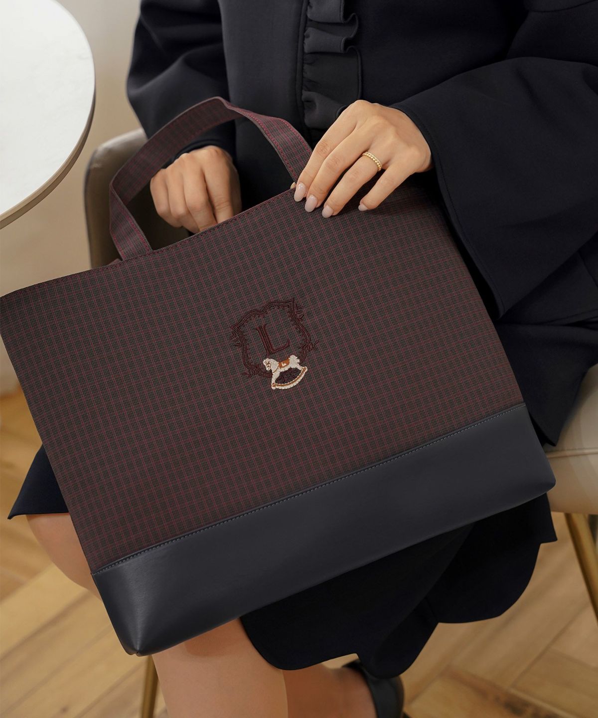 バッグ クラシカル カジュアル 学校行事 授業参観 トートバッグ ポーチ セット 木馬 エンブレム お揃い きれいめ オケージョン ネイビー グリーン ベージュ ブラウン