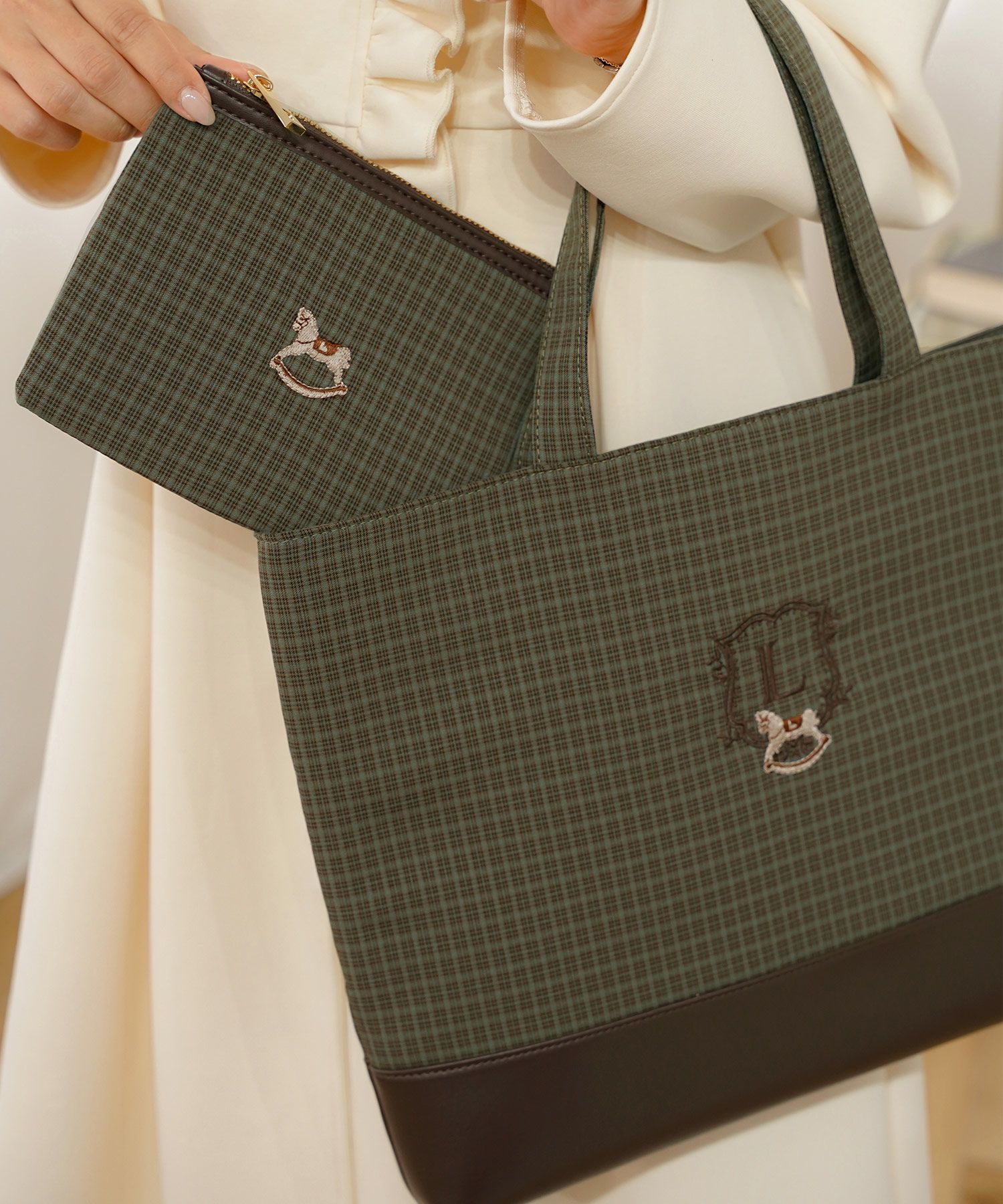 バッグ クラシカル カジュアル 学校行事 授業参観 トートバッグ ポーチ セット 木馬 エンブレム お揃い きれいめ オケージョン ネイビー グリーン ベージュ ブラウン