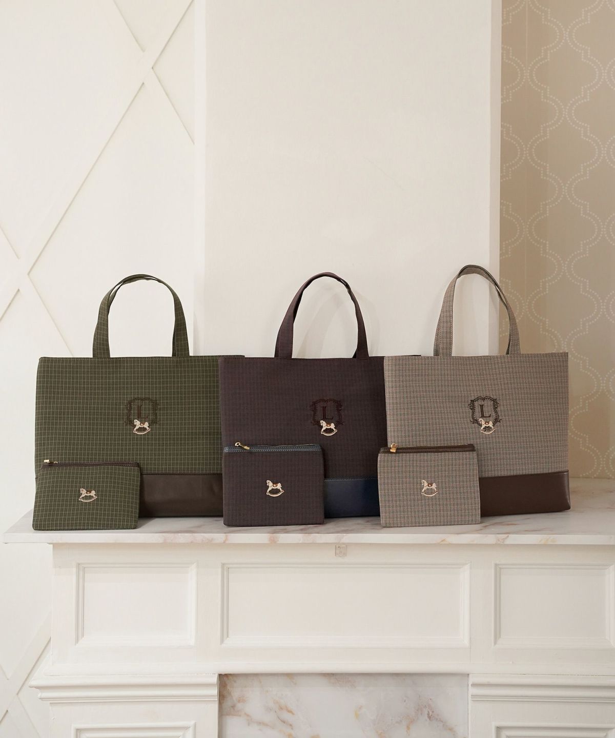 バッグ クラシカル カジュアル 学校行事 授業参観 トートバッグ ポーチ セット 木馬 エンブレム お揃い きれいめ オケージョン ネイビー グリーン ベージュ ブラウン