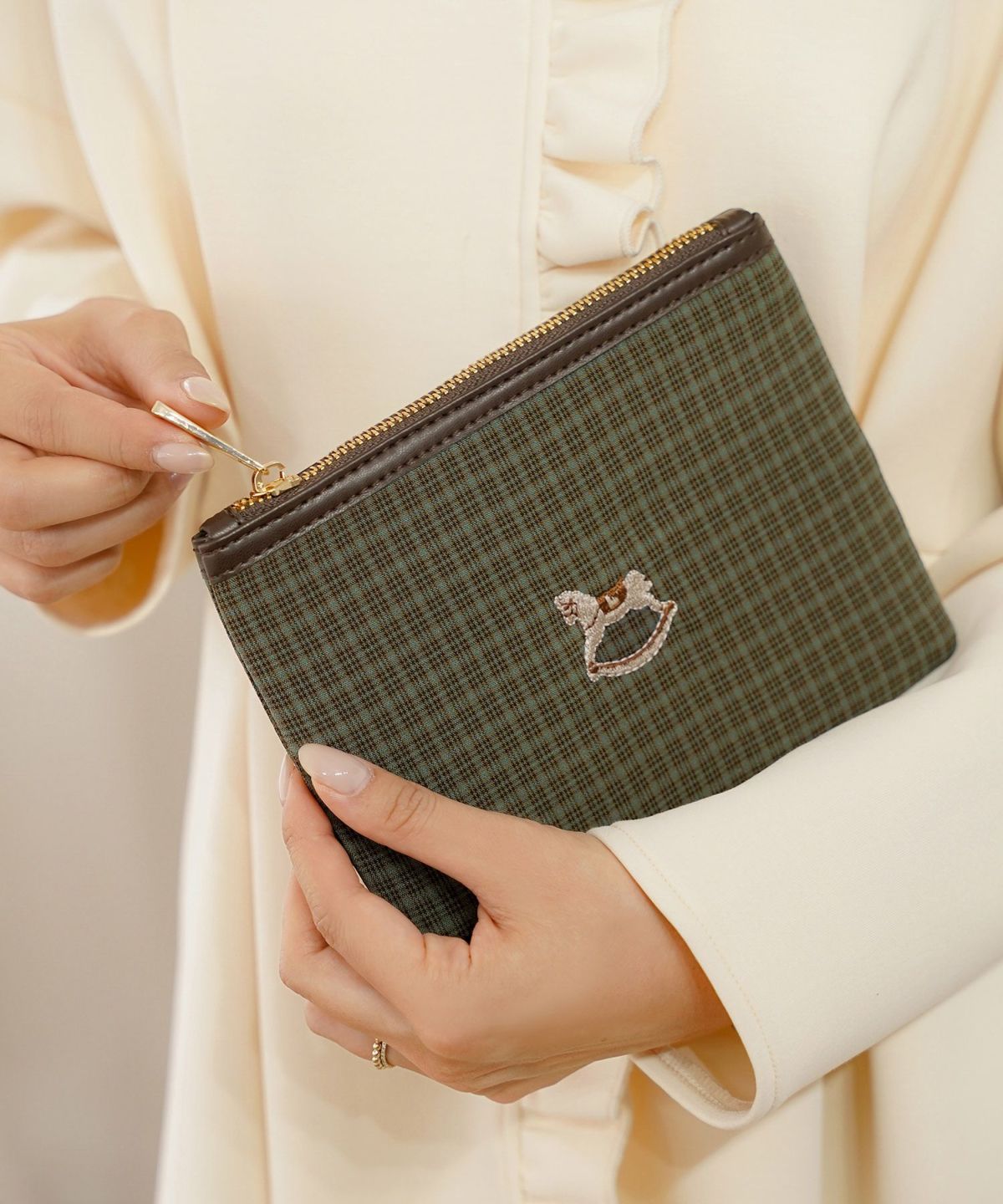 バッグ クラシカル カジュアル 学校行事 授業参観 トートバッグ ポーチ セット 木馬 エンブレム お揃い きれいめ オケージョン ネイビー グリーン ベージュ ブラウン