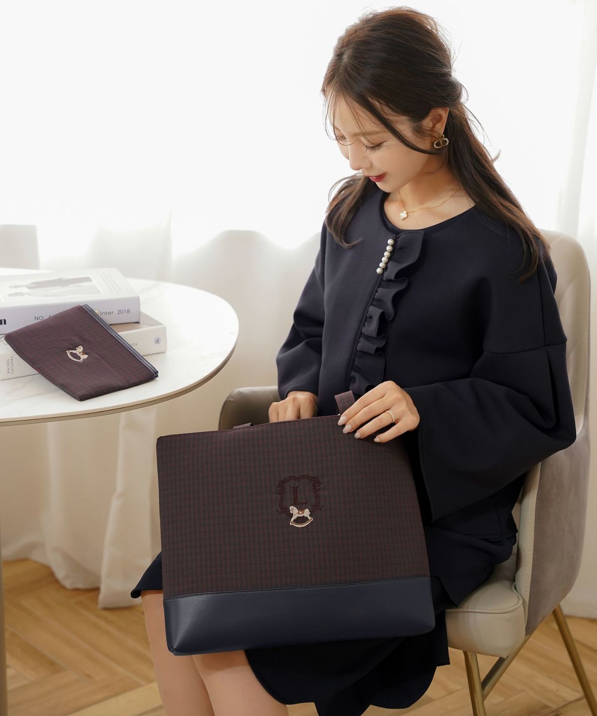 バッグ クラシカル カジュアル 学校行事 授業参観 トートバッグ ポーチ セット 木馬 エンブレム お揃い きれいめ オケージョン ネイビー グリーン ベージュ ブラウン