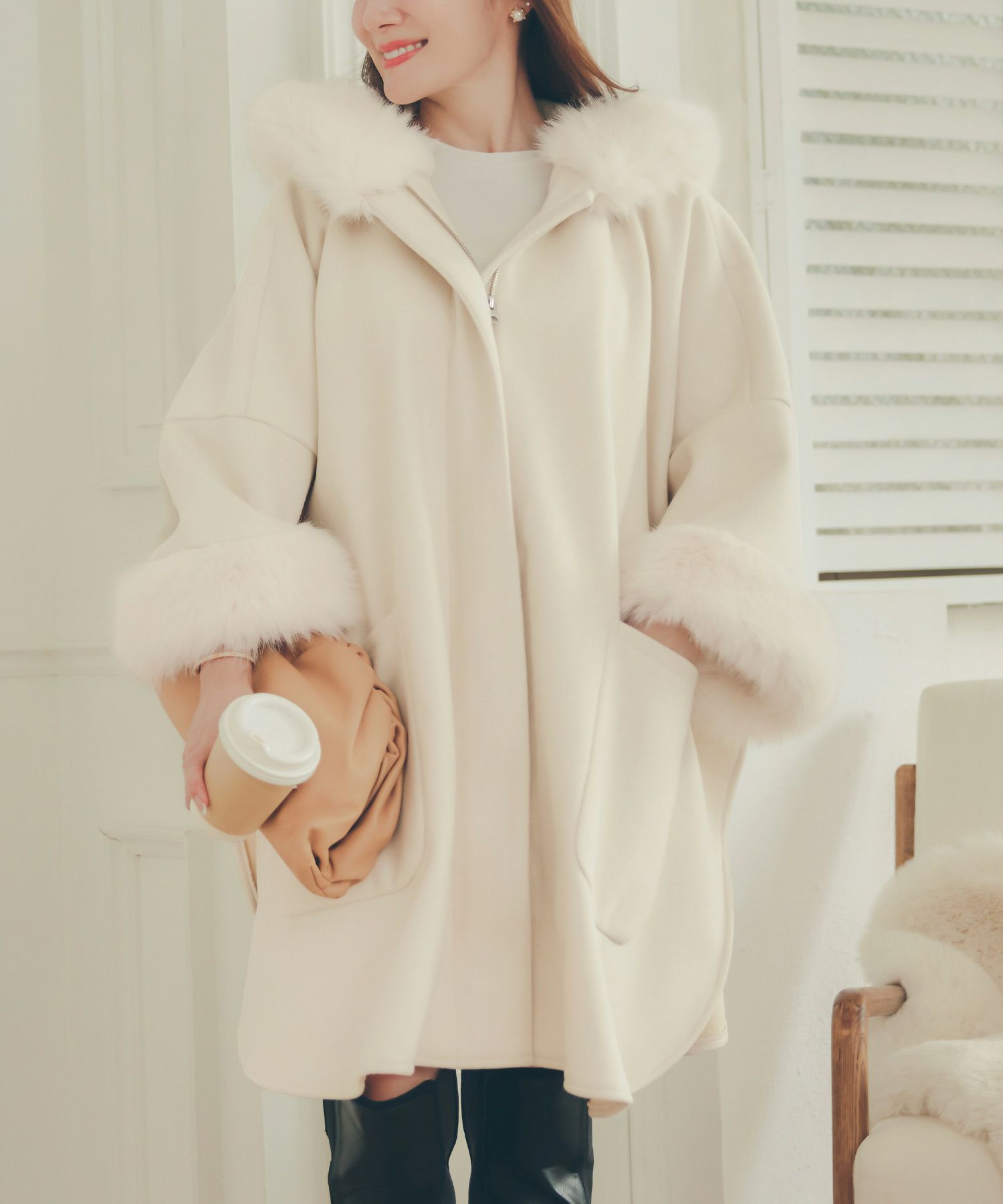 【値引き】新品未使用タグ付　フェイクファー ケープ ポンチョ Liala×PG CLEARANCE-SALE フェイクファー ケープ ポンチョ Liala×PG 全3色