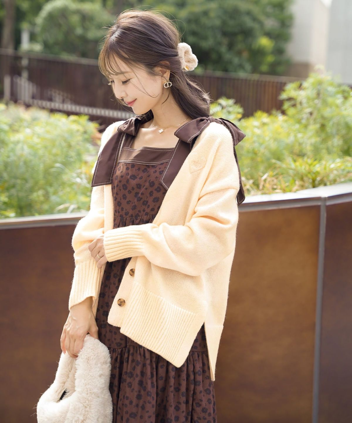 カーディガン ゆったり 刺繍 ハート ロゴ ピンク ミント ブラウン アイボリー スリット 大きめ ミドルゲージ 可愛い フェミニン 上品 カジュアル エレガント