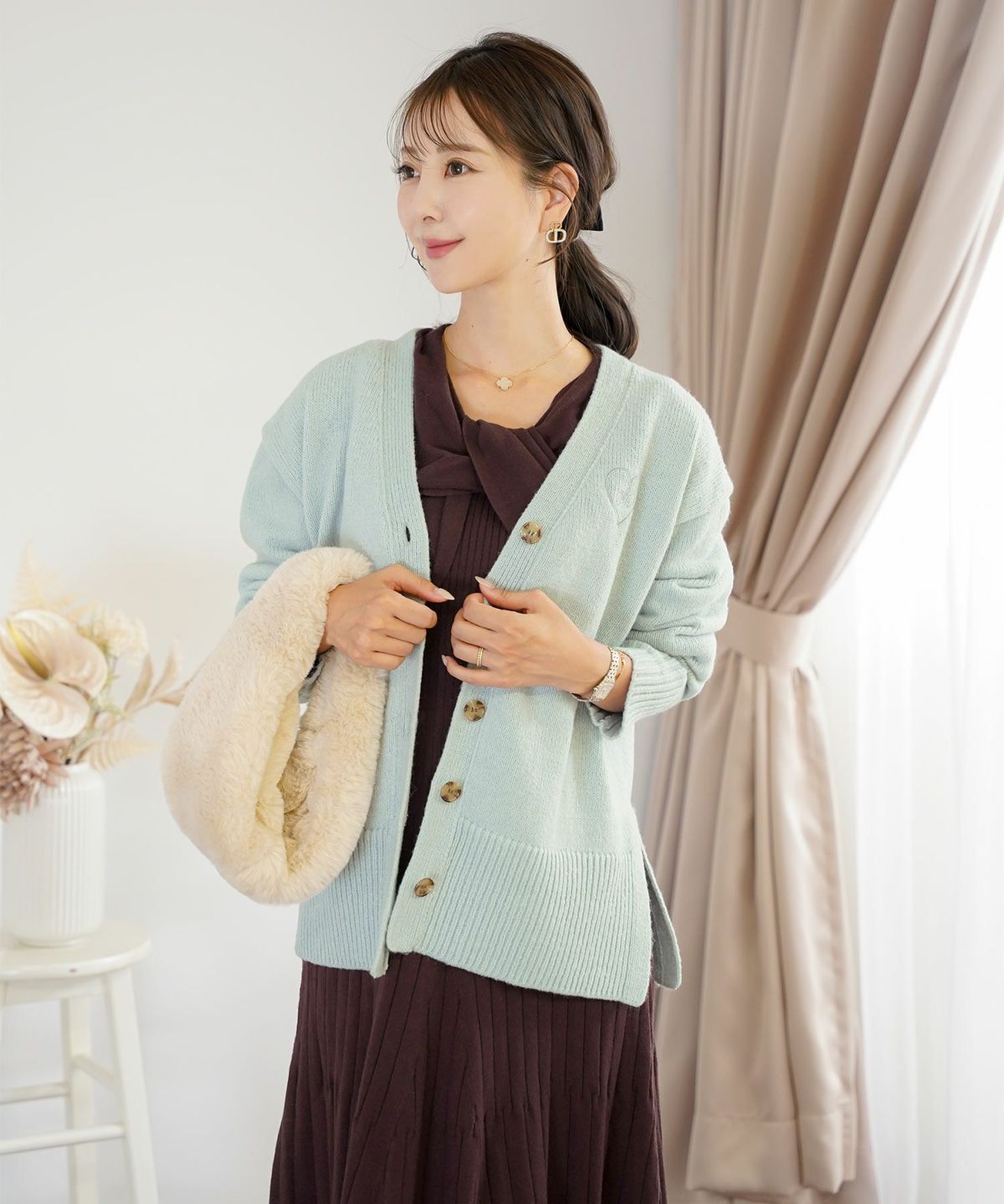 カーディガン ゆったり 刺繍 ハート ロゴ ピンク ミント ブラウン アイボリー スリット 大きめ ミドルゲージ 可愛い フェミニン 上品 カジュアル エレガント
