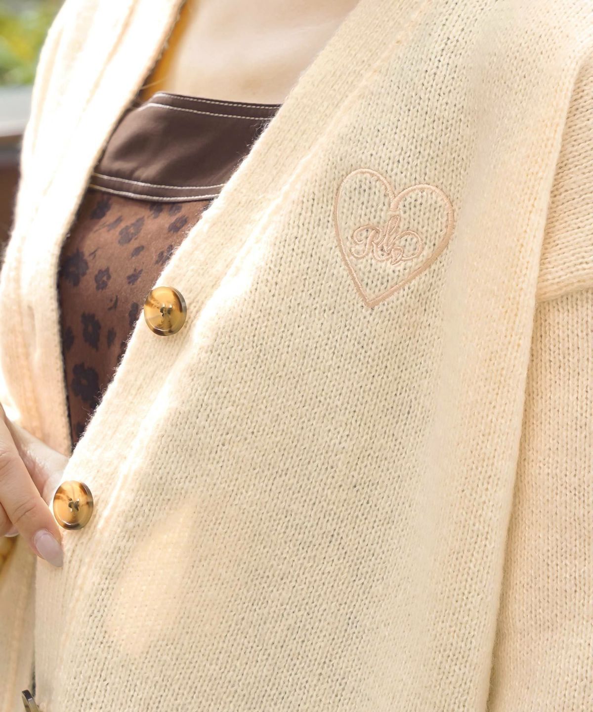 カーディガン ゆったり 刺繍 ハート ロゴ ピンク ミント ブラウン アイボリー スリット 大きめ ミドルゲージ 可愛い フェミニン 上品 カジュアル エレガント