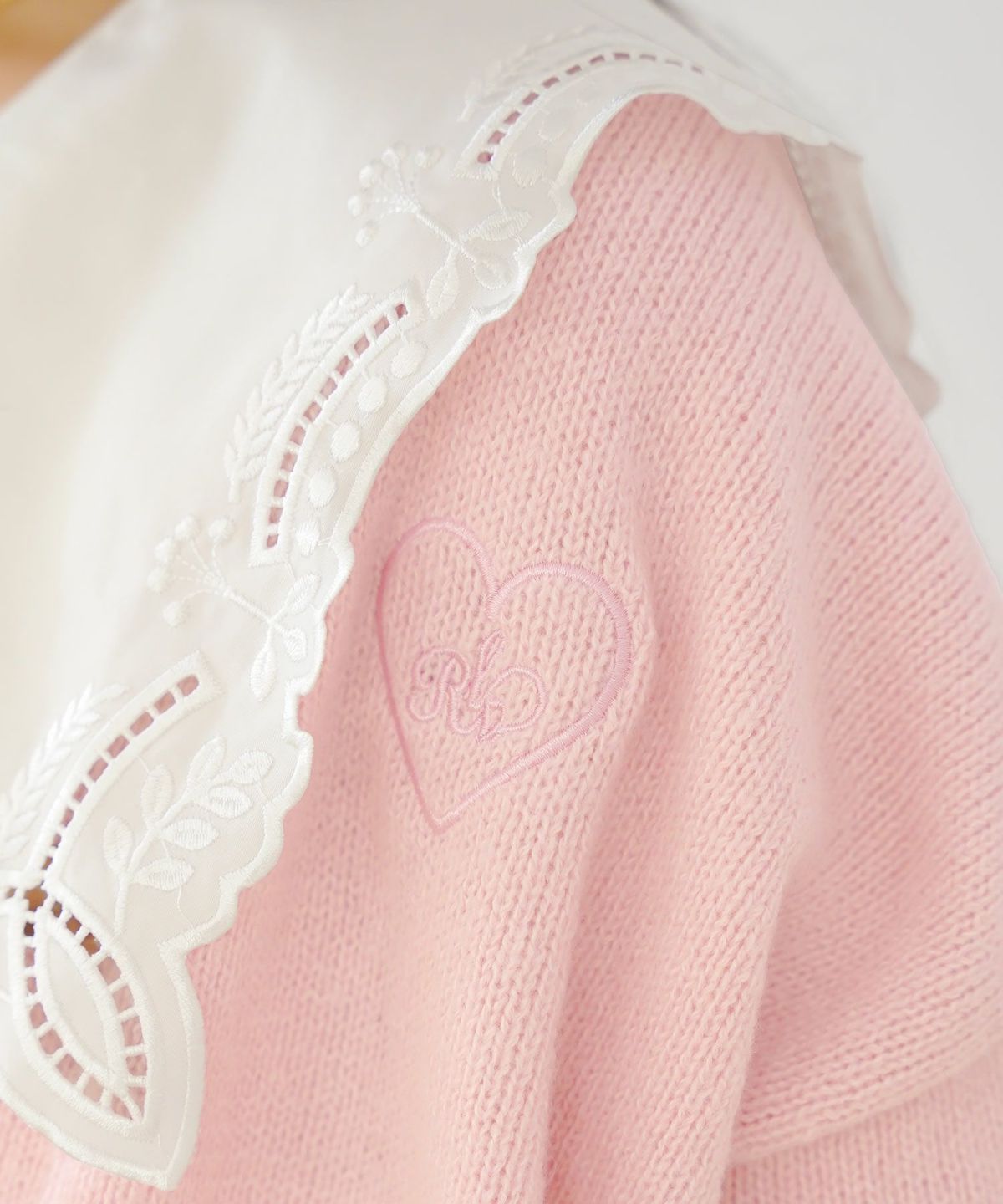 カーディガン ゆったり 刺繍 ハート ロゴ ピンク ミント ブラウン アイボリー スリット 大きめ ミドルゲージ 可愛い フェミニン 上品 カジュアル エレガント