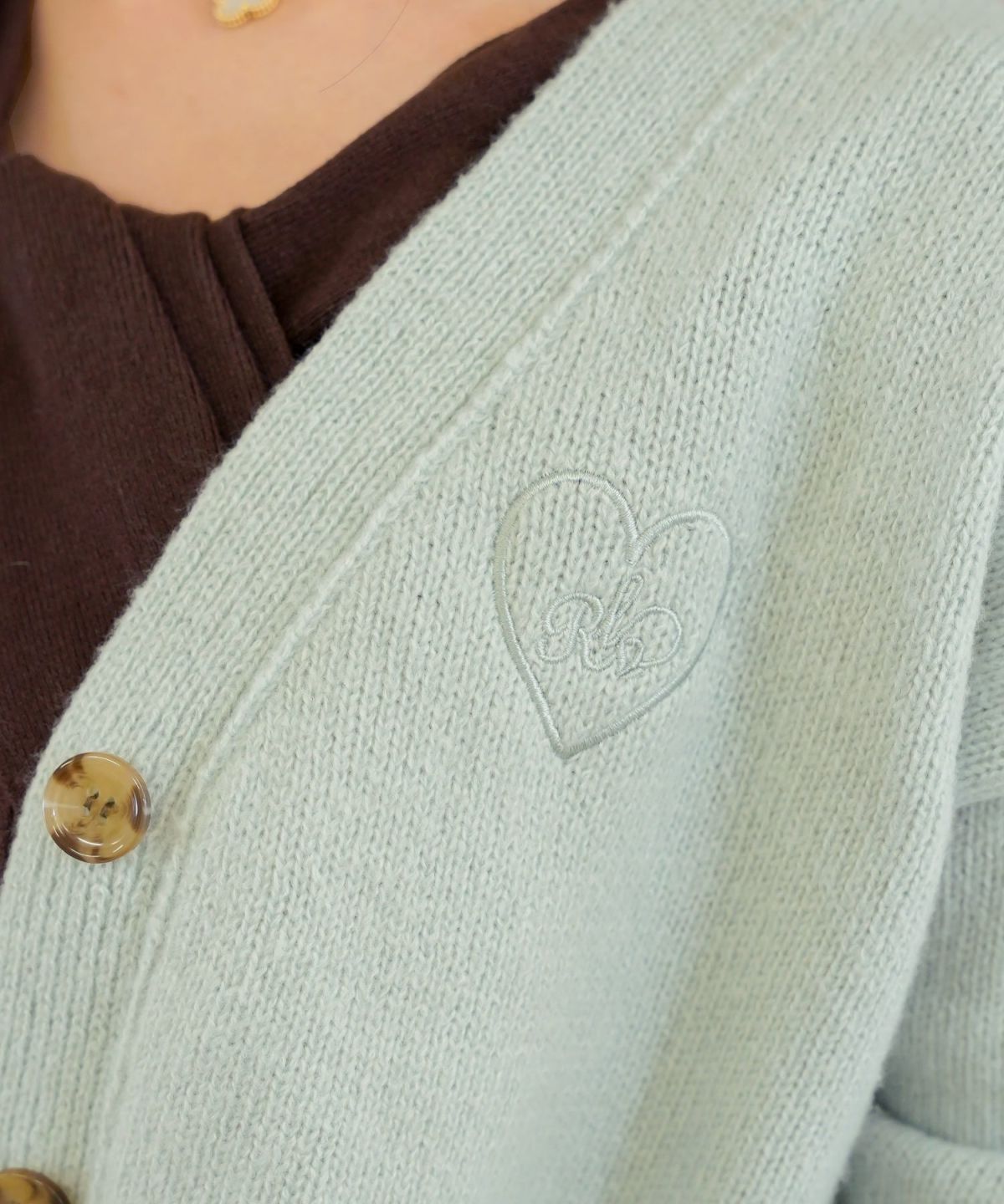 カーディガン ゆったり 刺繍 ハート ロゴ ピンク ミント ブラウン アイボリー スリット 大きめ ミドルゲージ 可愛い フェミニン 上品 カジュアル エレガント